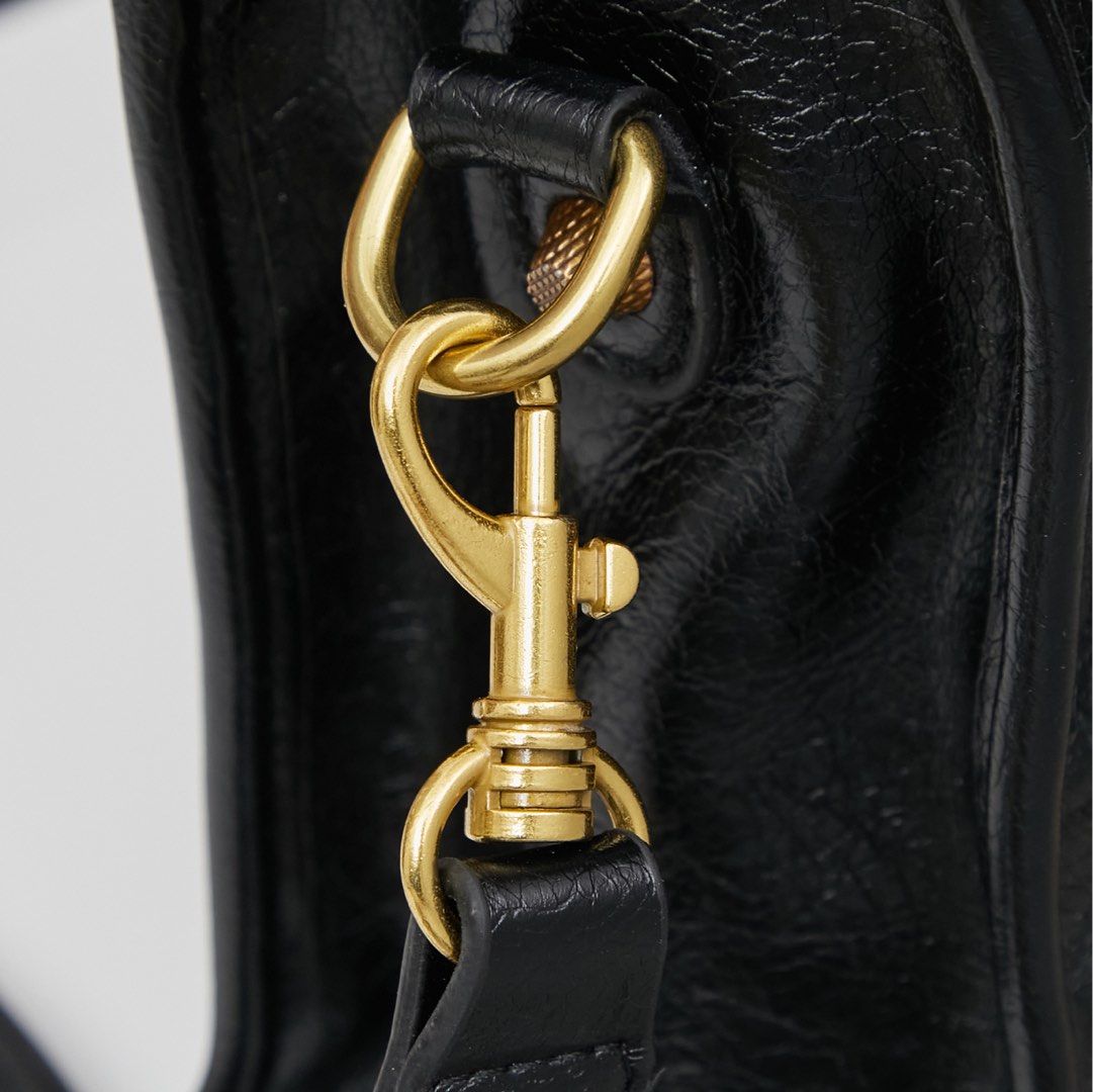 金扣中号批260💰配盒子巴黎世家Balenciaga机车包一直都非常经典
这三个尺寸都是看的 balenciagaGaint City 系列不得不说机车包实在是太方便了无论出门登机，还是骑车，开车拿东西都非常的方便
机车包皮质都很柔软细腻手感也是hin赞的哦
机车包的容量是很充足的搭配起来也很随意洒脱。中号尺寸36x24x10,型号6890。