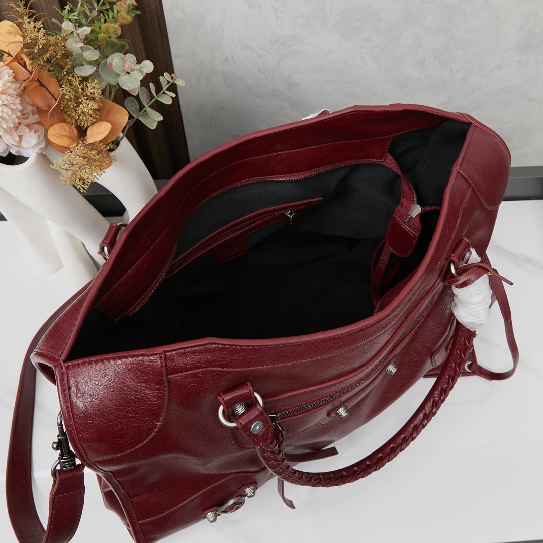 银扣大号批270💰配盒子巴黎世家Balenciaga机车包一直都非常经典
这三个尺寸都是看的 balenciagaGaint City 系列不得不说机车包实在是太方便了无论出门登机，还是骑车，开车拿东西都非常的方便
机车包皮质都很柔软细腻手感也是hin赞的哦
机车包的容量是很充足的搭配起来也很随意洒脱。大号尺寸45x30x11,型号6890。