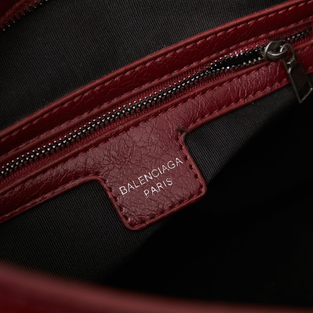 银扣大号批270💰配盒子巴黎世家Balenciaga机车包一直都非常经典
这三个尺寸都是看的 balenciagaGaint City 系列不得不说机车包实在是太方便了无论出门登机，还是骑车，开车拿东西都非常的方便
机车包皮质都很柔软细腻手感也是hin赞的哦
机车包的容量是很充足的搭配起来也很随意洒脱。大号尺寸45x30x11,型号6890。