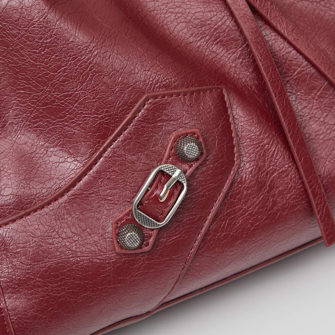 银扣大号批270💰配盒子巴黎世家Balenciaga机车包一直都非常经典
这三个尺寸都是看的 balenciagaGaint City 系列不得不说机车包实在是太方便了无论出门登机，还是骑车，开车拿东西都非常的方便
机车包皮质都很柔软细腻手感也是hin赞的哦
机车包的容量是很充足的搭配起来也很随意洒脱。大号尺寸45x30x11,型号6890。