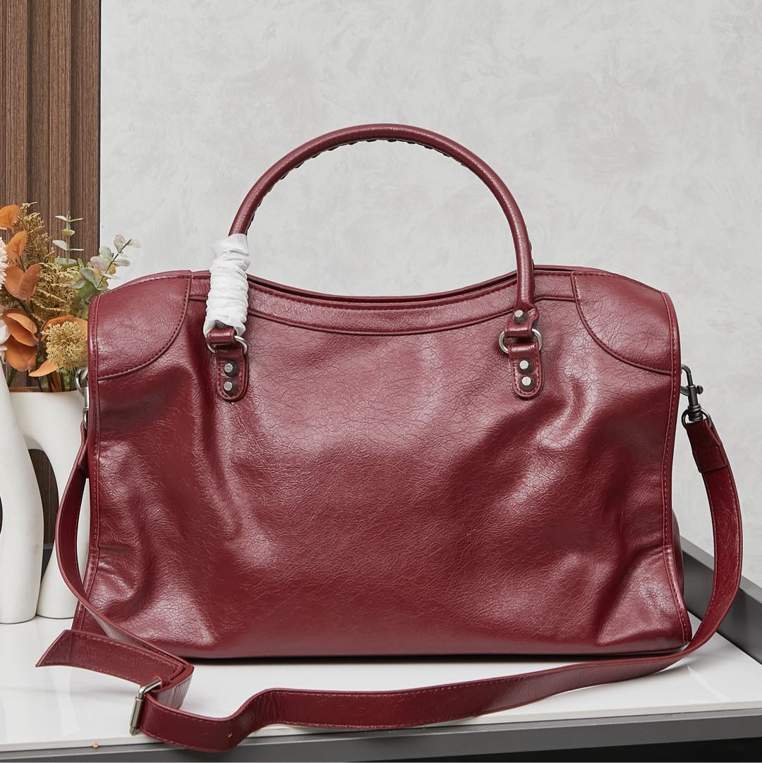 银扣大号批270💰配盒子巴黎世家Balenciaga机车包一直都非常经典
这三个尺寸都是看的 balenciagaGaint City 系列不得不说机车包实在是太方便了无论出门登机，还是骑车，开车拿东西都非常的方便
机车包皮质都很柔软细腻手感也是hin赞的哦
机车包的容量是很充足的搭配起来也很随意洒脱。大号尺寸45x30x11,型号6890。