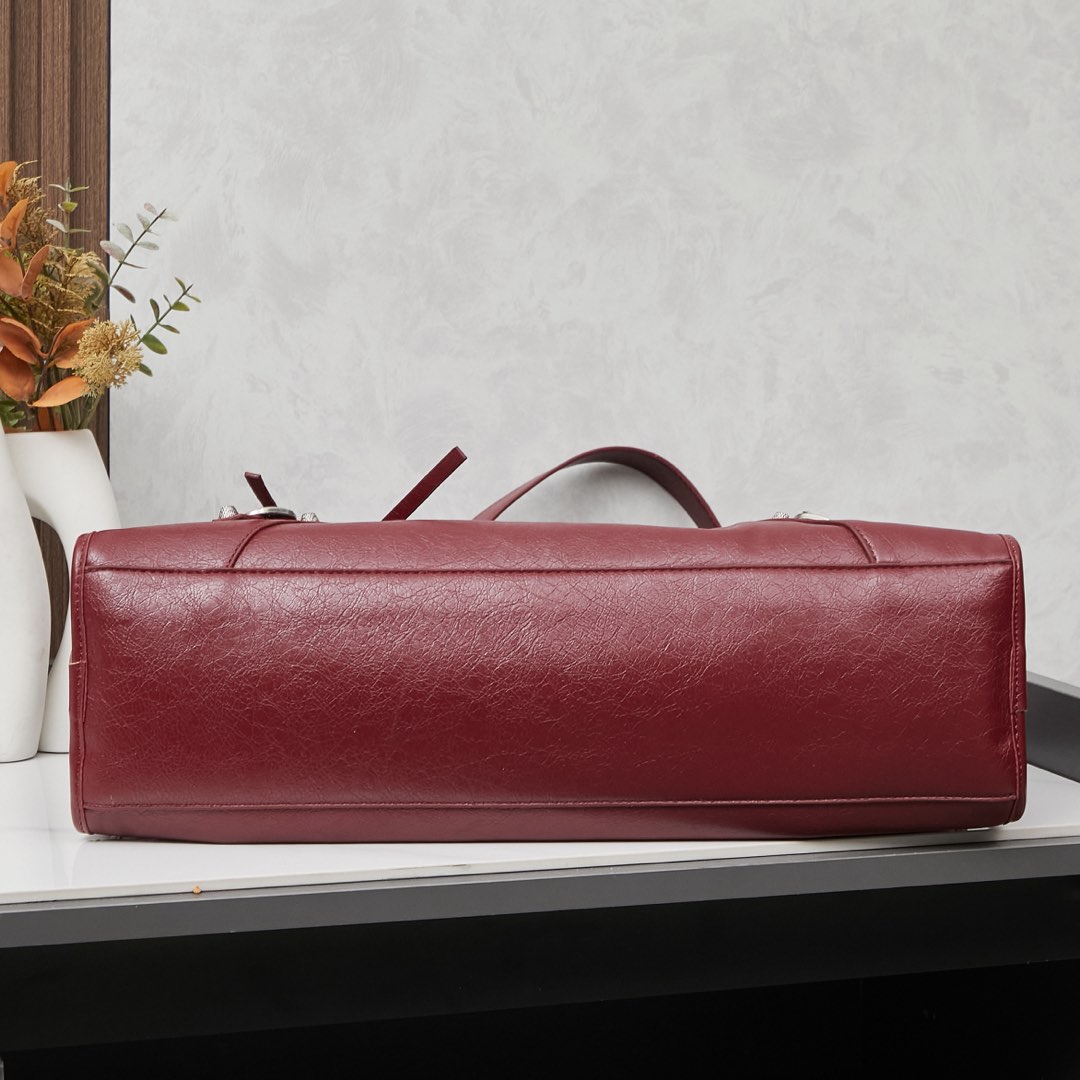 银扣大号批270💰配盒子巴黎世家Balenciaga机车包一直都非常经典
这三个尺寸都是看的 balenciagaGaint City 系列不得不说机车包实在是太方便了无论出门登机，还是骑车，开车拿东西都非常的方便
机车包皮质都很柔软细腻手感也是hin赞的哦
机车包的容量是很充足的搭配起来也很随意洒脱。大号尺寸45x30x11,型号6890。