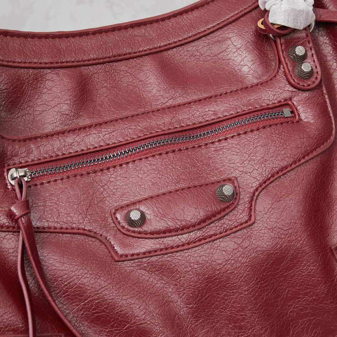 银扣大号批270💰配盒子巴黎世家Balenciaga机车包一直都非常经典
这三个尺寸都是看的 balenciagaGaint City 系列不得不说机车包实在是太方便了无论出门登机，还是骑车，开车拿东西都非常的方便
机车包皮质都很柔软细腻手感也是hin赞的哦
机车包的容量是很充足的搭配起来也很随意洒脱。大号尺寸45x30x11,型号6890。