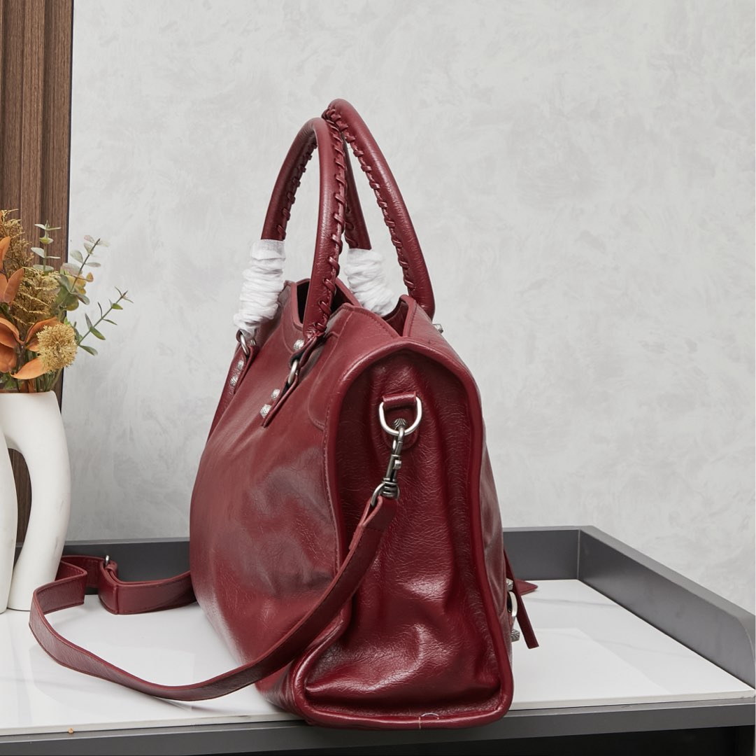 银扣大号批270💰配盒子巴黎世家Balenciaga机车包一直都非常经典
这三个尺寸都是看的 balenciagaGaint City 系列不得不说机车包实在是太方便了无论出门登机，还是骑车，开车拿东西都非常的方便
机车包皮质都很柔软细腻手感也是hin赞的哦
机车包的容量是很充足的搭配起来也很随意洒脱。大号尺寸45x30x11,型号6890。