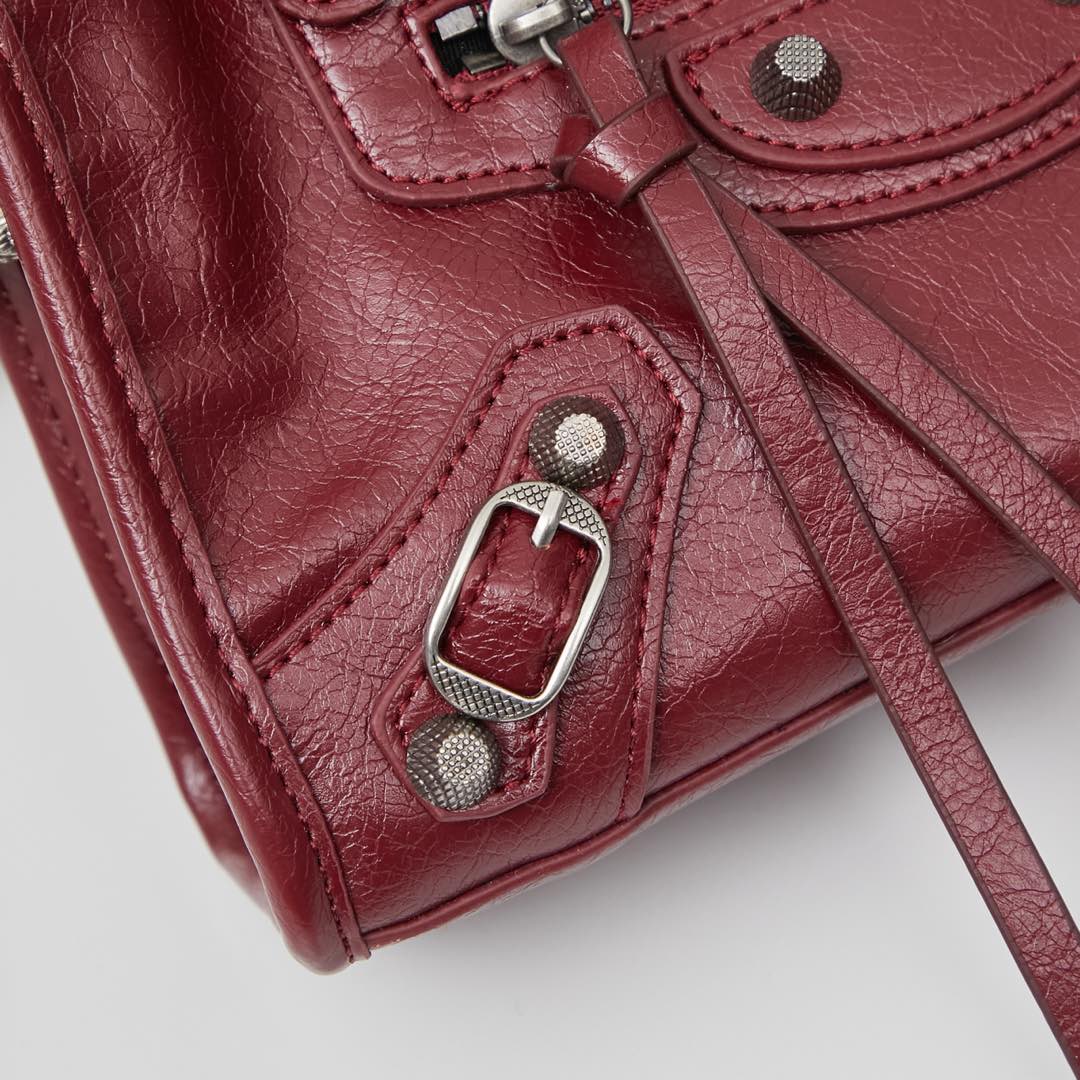 银扣小号批250💰配盒子巴黎世家Balenciaga机车包一直都非常经典
这三个尺寸都是看的 balenciagaGaint City 系列不得不说机车包实在是太方便了无论出门登机，还是骑车，开车拿东西都非常的方便
机车包皮质都很柔软细腻手感也是hin赞的哦
机车包的容量是很充足的搭配起来也很随意洒脱。小号尺寸25x19x7型号6890