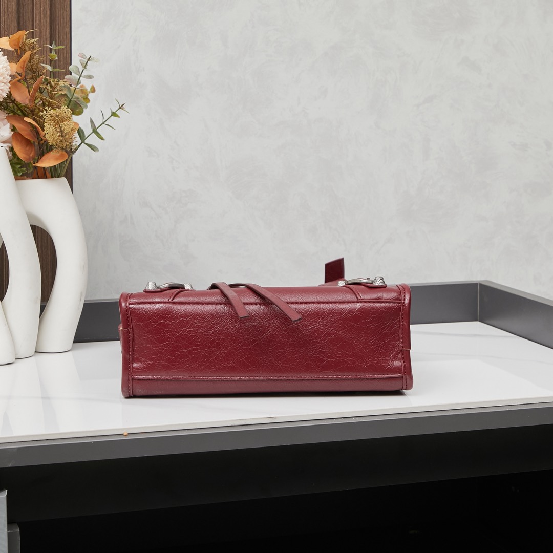 银扣小号批250💰配盒子巴黎世家Balenciaga机车包一直都非常经典
这三个尺寸都是看的 balenciagaGaint City 系列不得不说机车包实在是太方便了无论出门登机，还是骑车，开车拿东西都非常的方便
机车包皮质都很柔软细腻手感也是hin赞的哦
机车包的容量是很充足的搭配起来也很随意洒脱。小号尺寸25x19x7型号6890