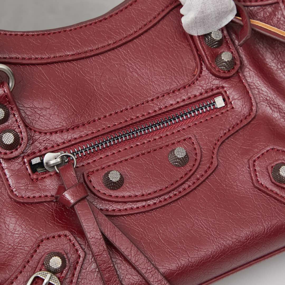 银扣小号批250💰配盒子巴黎世家Balenciaga机车包一直都非常经典
这三个尺寸都是看的 balenciagaGaint City 系列不得不说机车包实在是太方便了无论出门登机，还是骑车，开车拿东西都非常的方便
机车包皮质都很柔软细腻手感也是hin赞的哦
机车包的容量是很充足的搭配起来也很随意洒脱。小号尺寸25x19x7型号6890