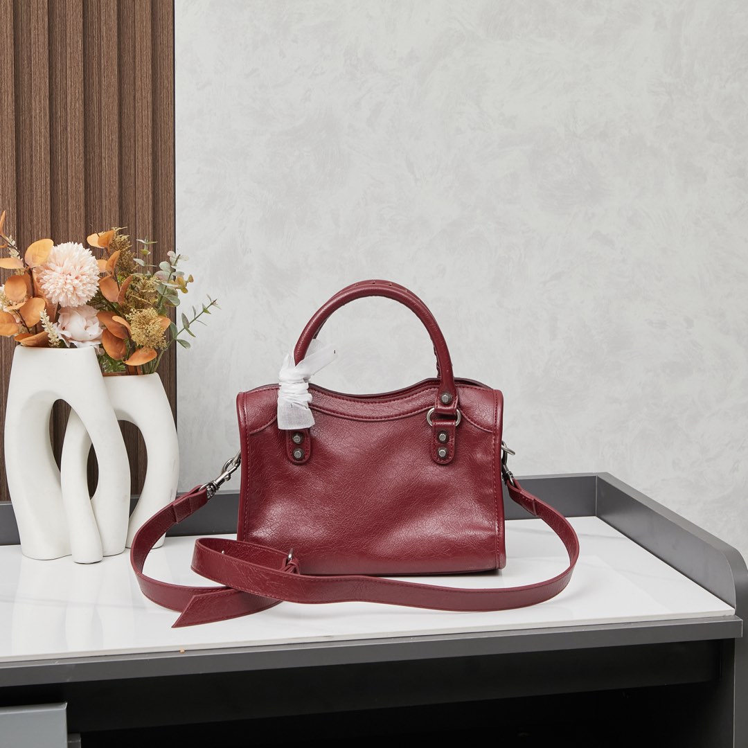 银扣小号批250💰配盒子巴黎世家Balenciaga机车包一直都非常经典
这三个尺寸都是看的 balenciagaGaint City 系列不得不说机车包实在是太方便了无论出门登机，还是骑车，开车拿东西都非常的方便
机车包皮质都很柔软细腻手感也是hin赞的哦
机车包的容量是很充足的搭配起来也很随意洒脱。小号尺寸25x19x7型号6890