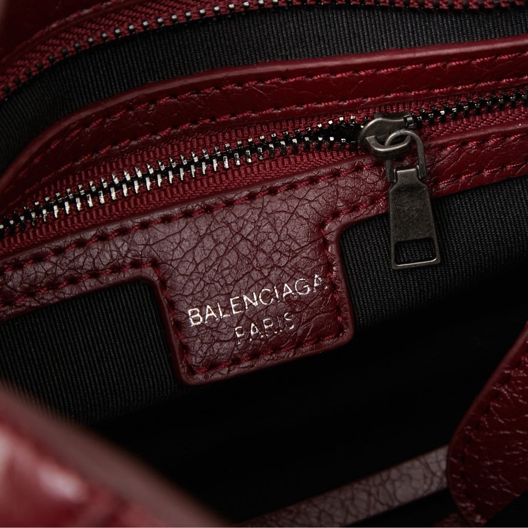 银扣小号批250💰配盒子巴黎世家Balenciaga机车包一直都非常经典
这三个尺寸都是看的 balenciagaGaint City 系列不得不说机车包实在是太方便了无论出门登机，还是骑车，开车拿东西都非常的方便
机车包皮质都很柔软细腻手感也是hin赞的哦
机车包的容量是很充足的搭配起来也很随意洒脱。小号尺寸25x19x7型号6890