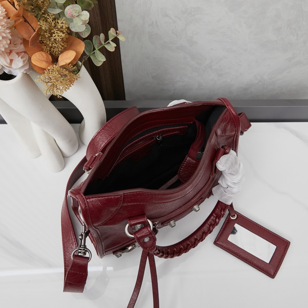 银扣小号批250💰配盒子巴黎世家Balenciaga机车包一直都非常经典
这三个尺寸都是看的 balenciagaGaint City 系列不得不说机车包实在是太方便了无论出门登机，还是骑车，开车拿东西都非常的方便
机车包皮质都很柔软细腻手感也是hin赞的哦
机车包的容量是很充足的搭配起来也很随意洒脱。小号尺寸25x19x7型号6890