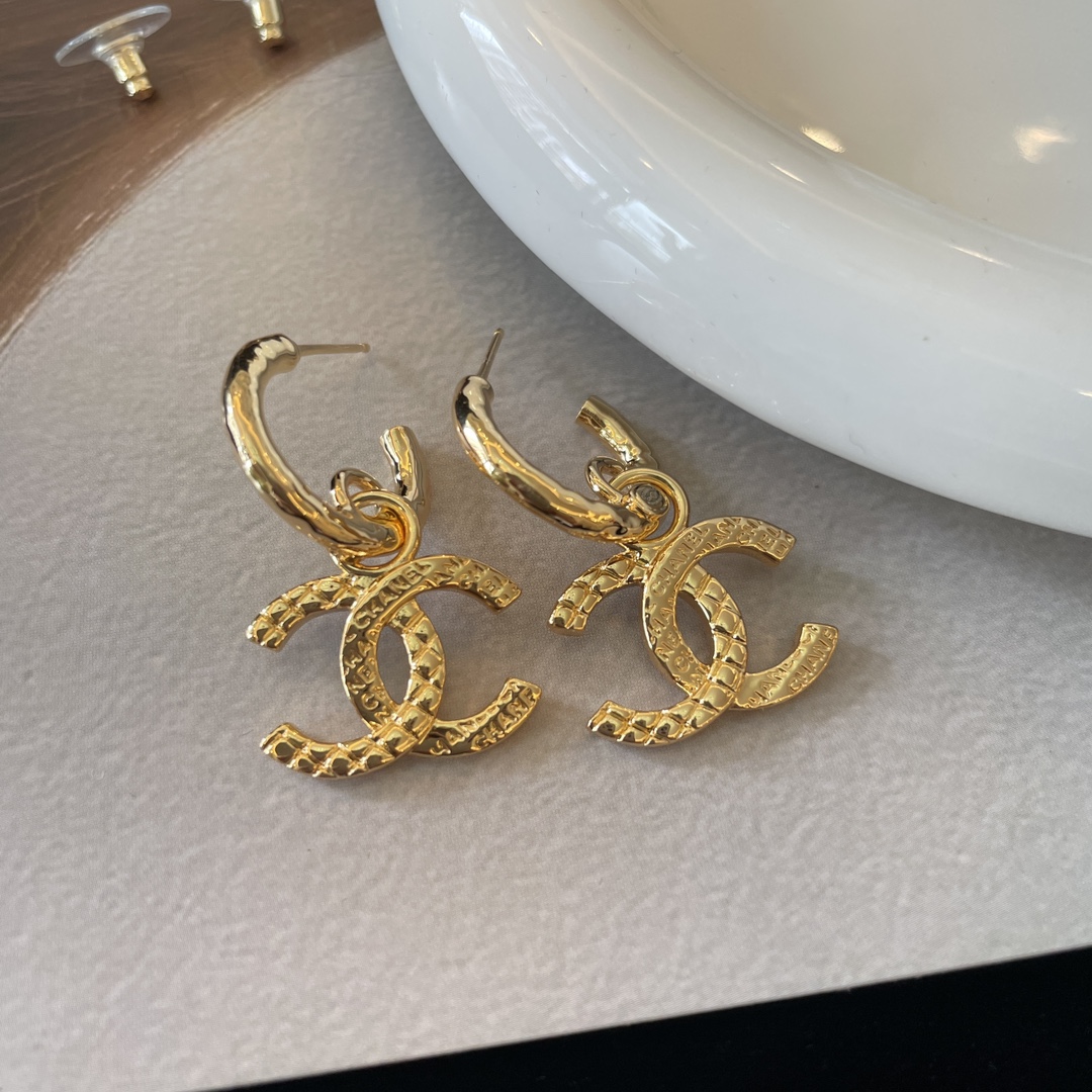 Chanel Bijoux Boucle D’Oreille Jaune Collection printemps – été Vintage Peu importe