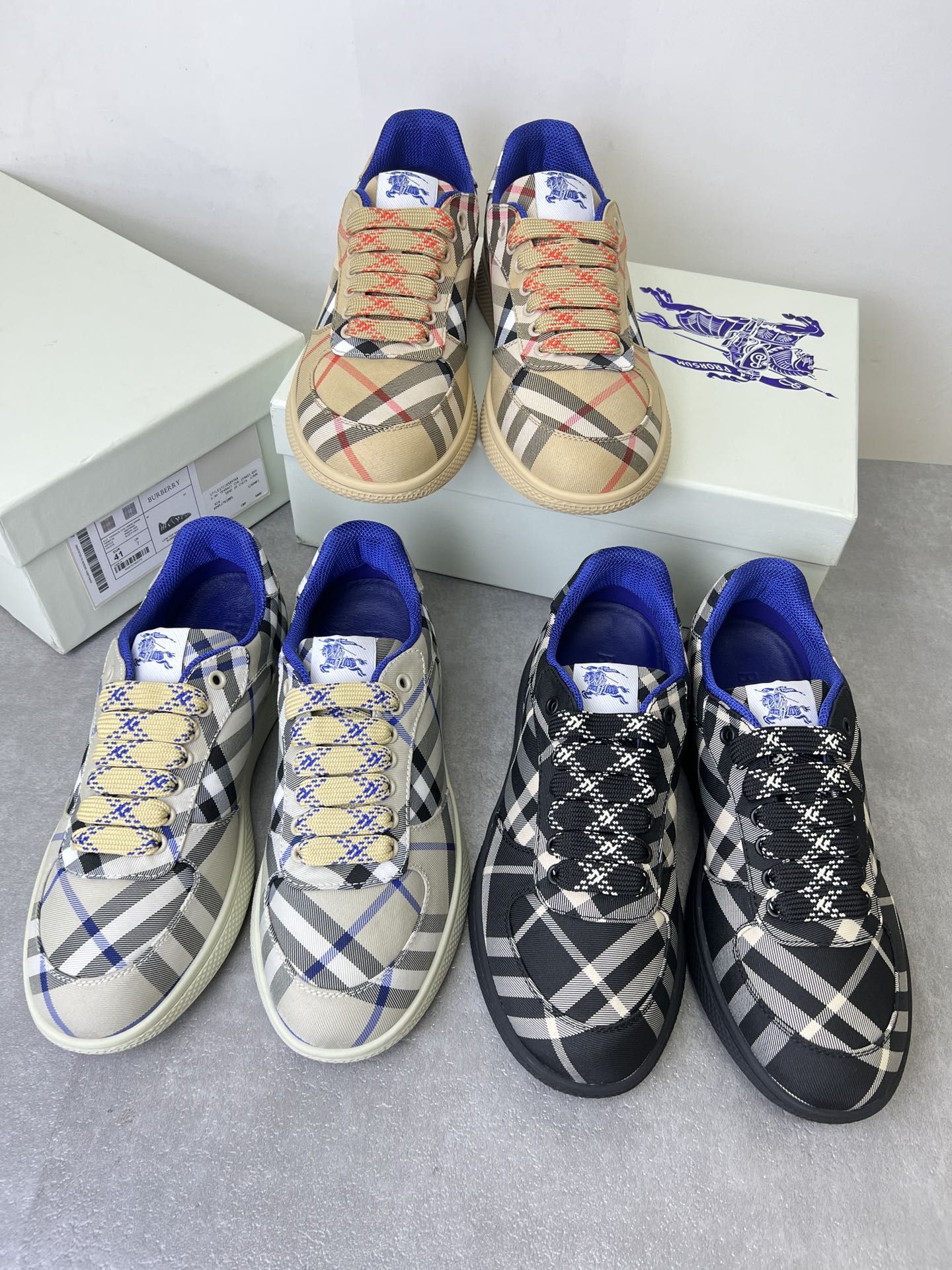 NO:745464,Made in Wanguan (purely original quality) Couple model New product on the shelves BURBERRYI Finally here | Cool and cool Plaid Terrace sneakers Burberry classic elements Super comfortable shoes... Cavalier blue non-slip soles I finally saw the latest diagonal plaid sneakers. The color is really good-looking and can be worn with any way. Sneakers are made of cotton blended fabrics. Crafted in Italian workshops, decorated with worsted Burberry  Check pattern. Mesh lining and checkered laces, rubber sole embellished with archive Burberry monogram. From Burberry's classic collection, a wardrobe essential with distinctive brand style - Round toe - EKD label on tongue - Leather insole - Burberry monogram on sole Size Women's size 35-36-37-38-39-40  Men's code 39-40-41-42-43-44, correct code. Note 39 40 order remarks male, female number, burberry, burberry, sneakers19860909莞产（纯原品质） 情侣款 新品上架BURBERRYI 终于来了|酷·飒 格纹 Terrace 运动鞋 巴宝莉（Burberry）经典原素 超舒服的鞋子··骑士蓝色防滑鞋底 终于看到了最新的斜式格纹运动鞋颜色真的好好看,怎么搭都可  运动鞋,选用棉质混纺面料打造.于意大利工坊匠制而成,装饰精纺 Burberry 格纹图案.搭配网眼内衬和格纹鞋带,橡胶鞋底饰有典藏 Burberry 字母徽标.来自 Burberry 经典之作系列,以鲜明品牌风格诠释衣橱必备款式 – 圆形鞋头 – 鞋舌处点缀马术骑士徽标（EKD）标签 – 皮革鞋垫 – 鞋底点缀 Burberry 字母徽标 码数 女码35-36-37-38-39-40码 男码39-40-41-42-43-44码,正码  注意39 40报单备注男,女 编号,,burberry,burberry,sneakers,Men's shoes