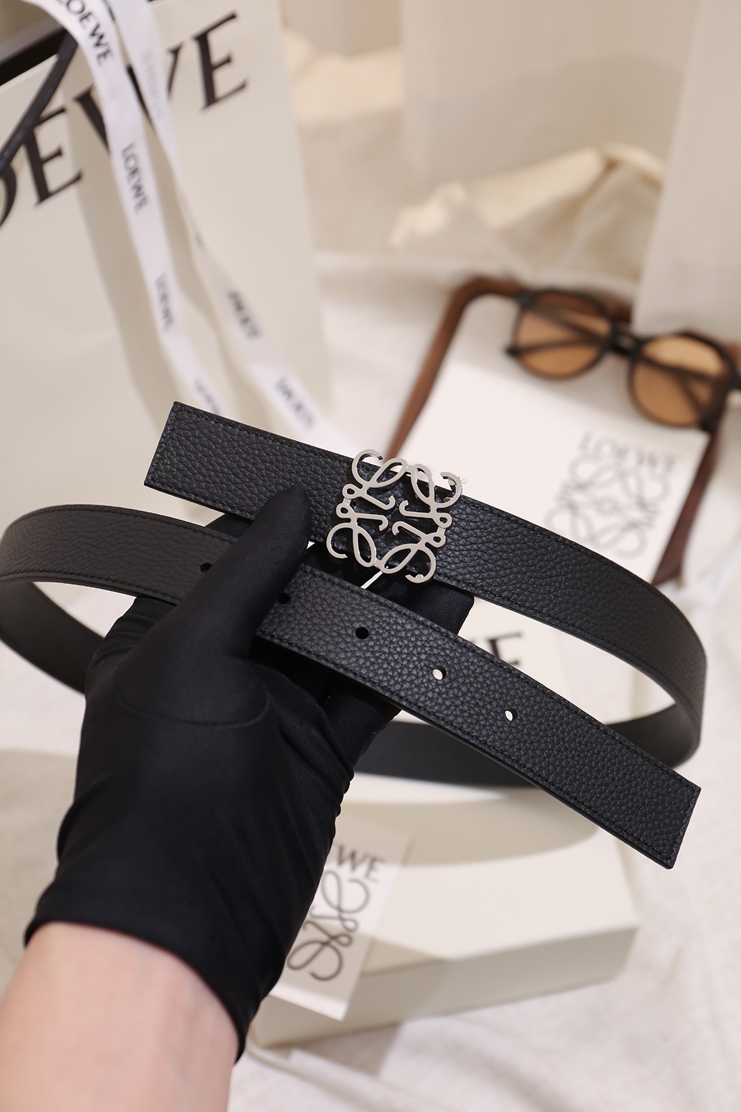 Loewe 宽度：𝟐 𝟴𝗰𝗺 罗意威 LOEWE « 配全套 原包装 » 双面可用 进口 小牛皮/皮质经久耐用+精品纯铜