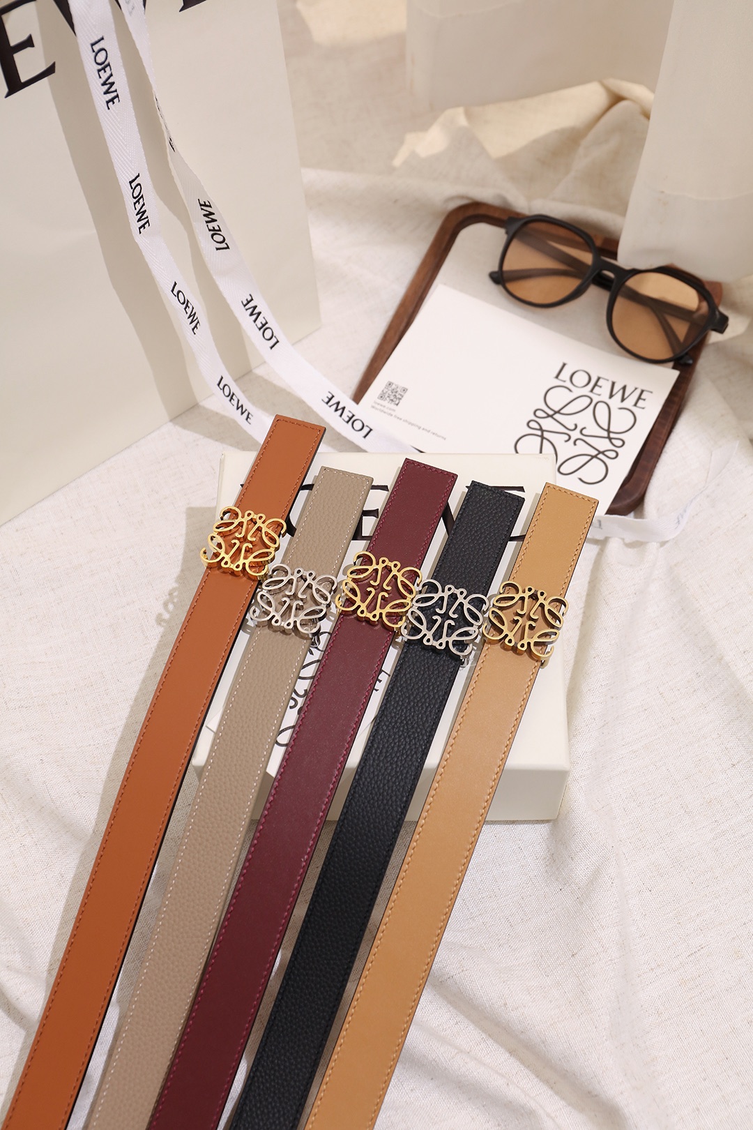 Loewe 宽度：𝟐 𝟴𝗰𝗺 罗意威 LOEWE « 配全套 原包装 » 双面可用 进口 小牛皮/皮质经久耐用+精品纯铜