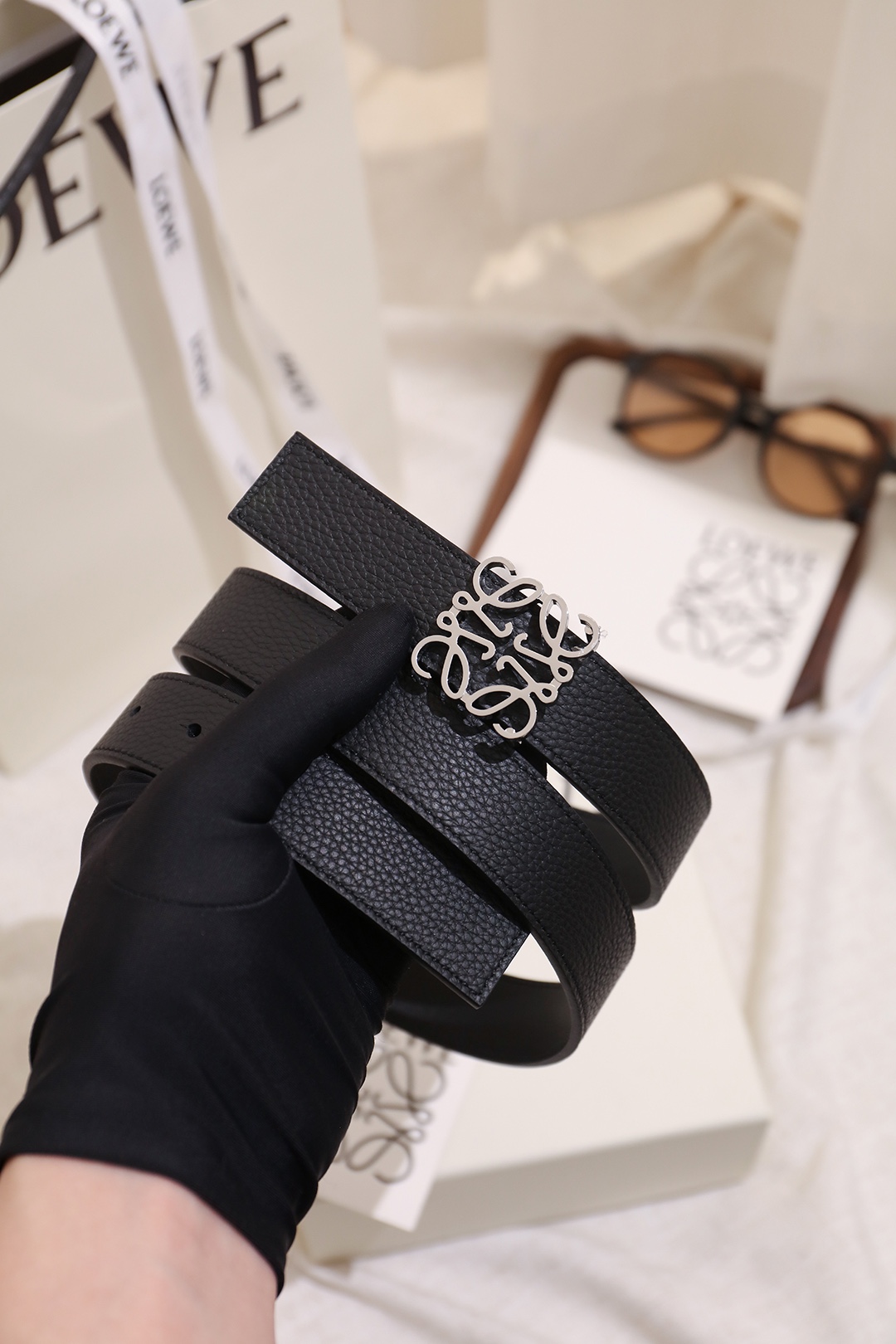 Loewe 宽度：𝟐 𝟴𝗰𝗺 罗意威 LOEWE « 配全套 原包装 » 双面可用 进口 小牛皮/皮质经久耐用+精品纯铜