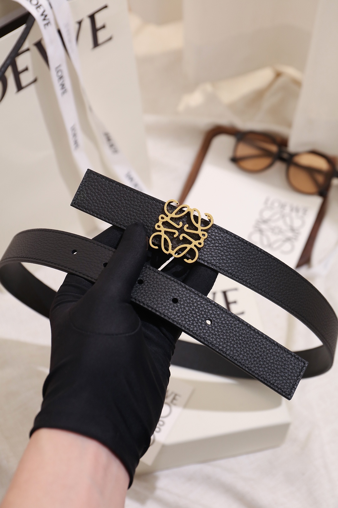 Loewe 宽度：𝟐 𝟴𝗰𝗺 罗意威 LOEWE « 配全套 原包装 » 双面可用 进口 小牛皮/皮质经久耐用+精品纯铜