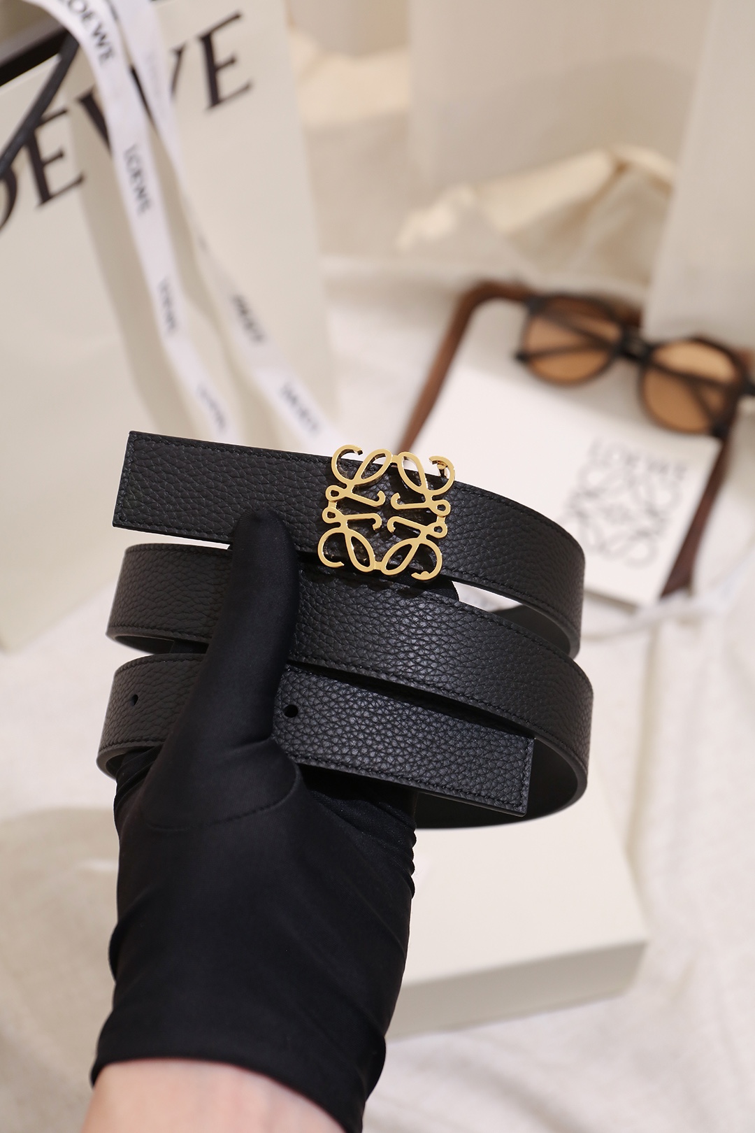 Loewe 宽度：𝟐 𝟴𝗰𝗺 罗意威 LOEWE « 配全套 原包装 » 双面可用 进口 小牛皮/皮质经久耐用+精品纯铜