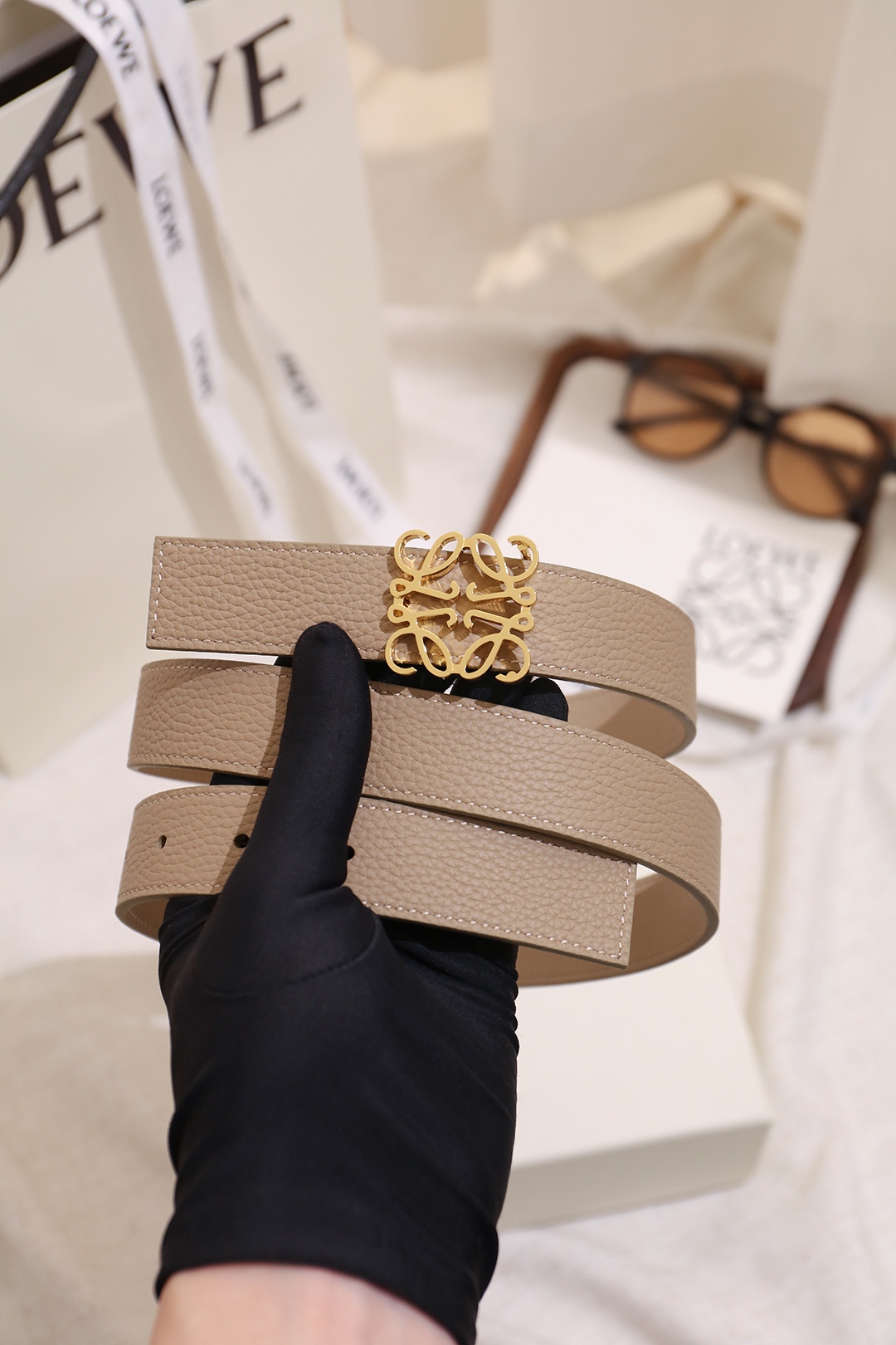 Loewe 宽度：𝟐 𝟴𝗰𝗺 罗意威 LOEWE « 配全套 原包装 » 双面可用 进口 小牛皮/皮质经久耐用+精品纯铜