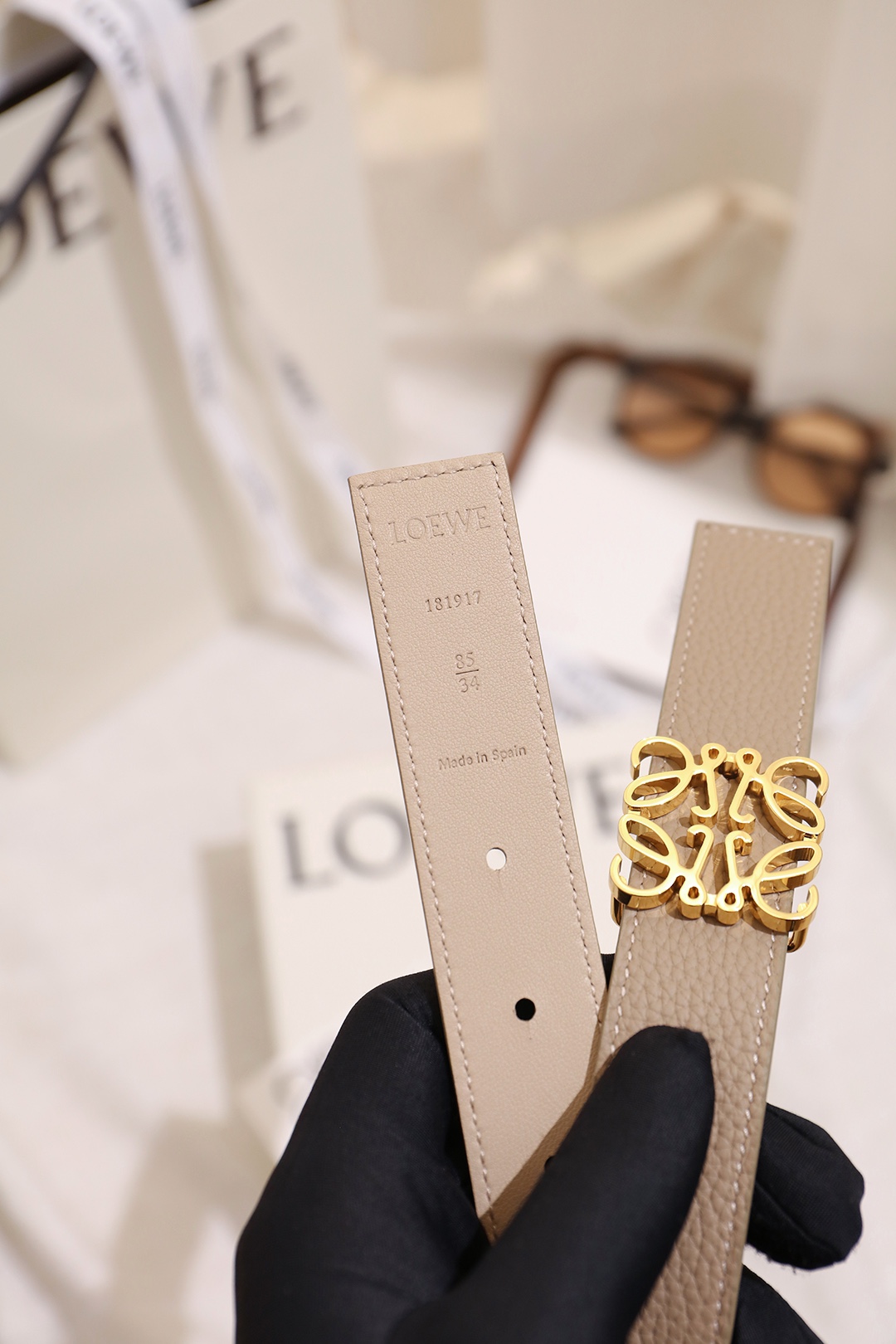 Loewe 宽度：𝟐 𝟴𝗰𝗺 罗意威 LOEWE « 配全套 原包装 » 双面可用 进口 小牛皮/皮质经久耐用+精品纯铜