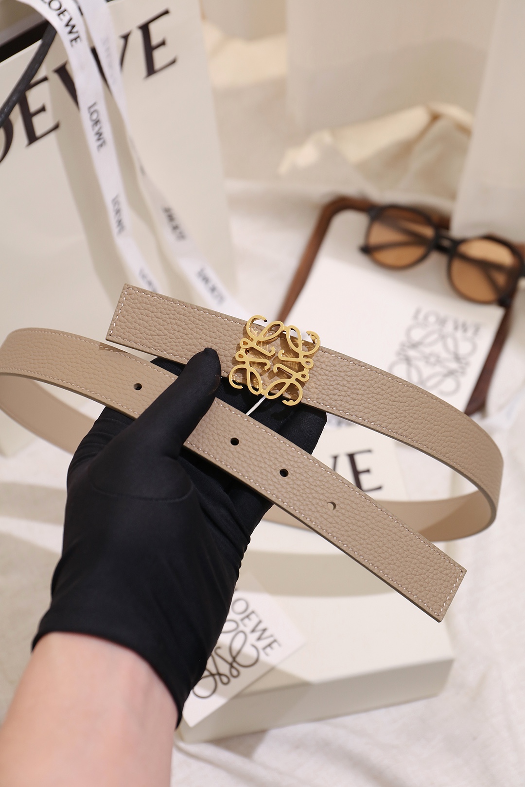 Loewe 宽度：𝟐 𝟴𝗰𝗺 罗意威 LOEWE « 配全套 原包装 » 双面可用 进口 小牛皮/皮质经久耐用+精品纯铜