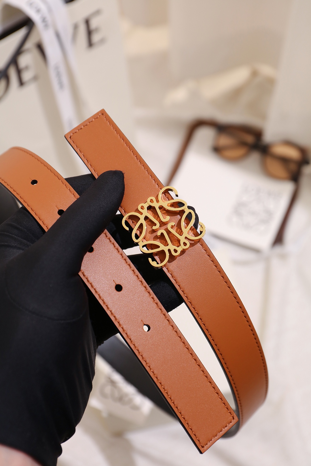 Loewe 宽度：𝟐 𝟴𝗰𝗺 罗意威 LOEWE « 配全套 原包装 » 双面可用 进口 小牛皮/皮质经久耐用+精品纯铜