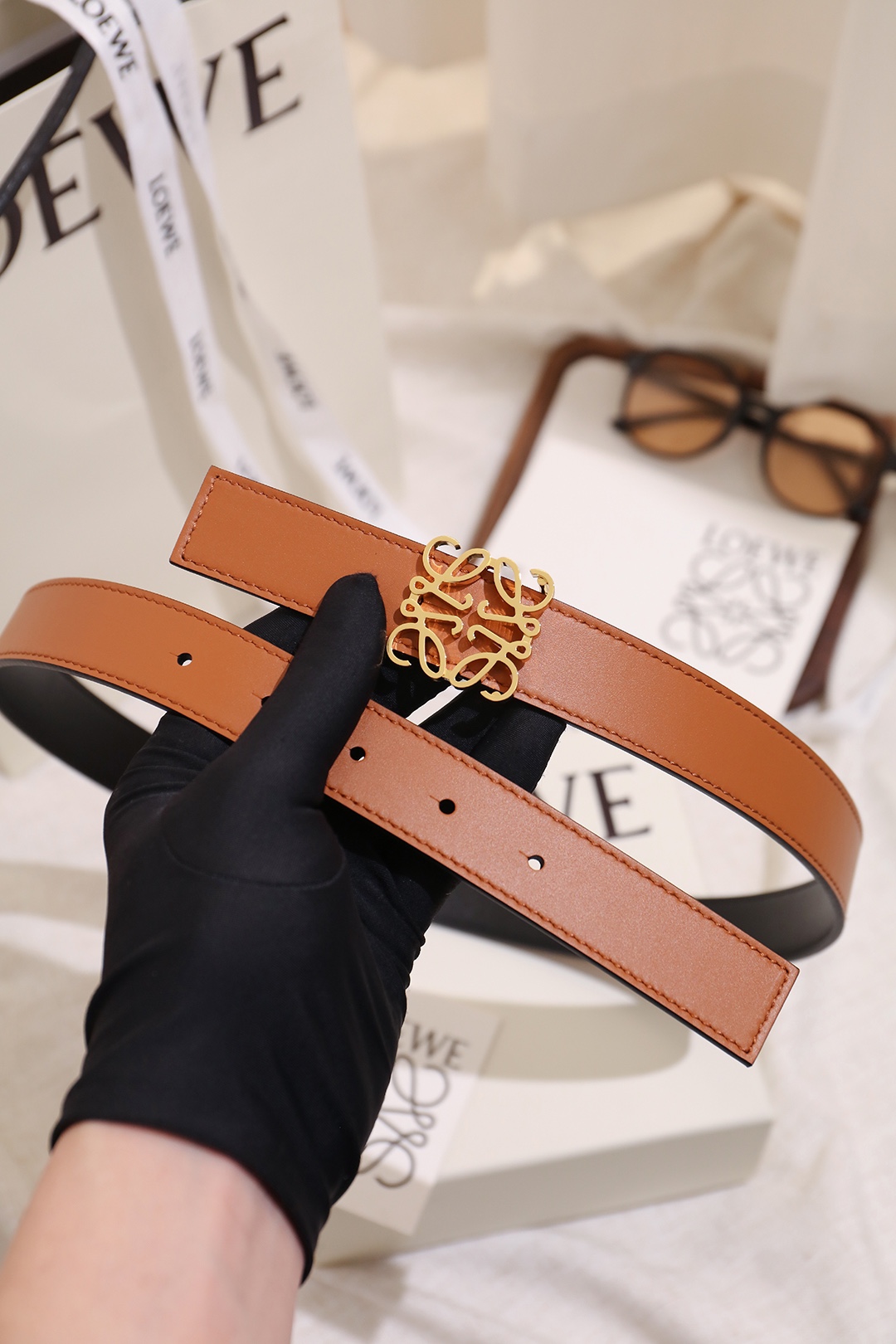 Loewe 宽度：𝟐 𝟴𝗰𝗺 罗意威 LOEWE « 配全套 原包装 » 双面可用 进口 小牛皮/皮质经久耐用+精品纯铜