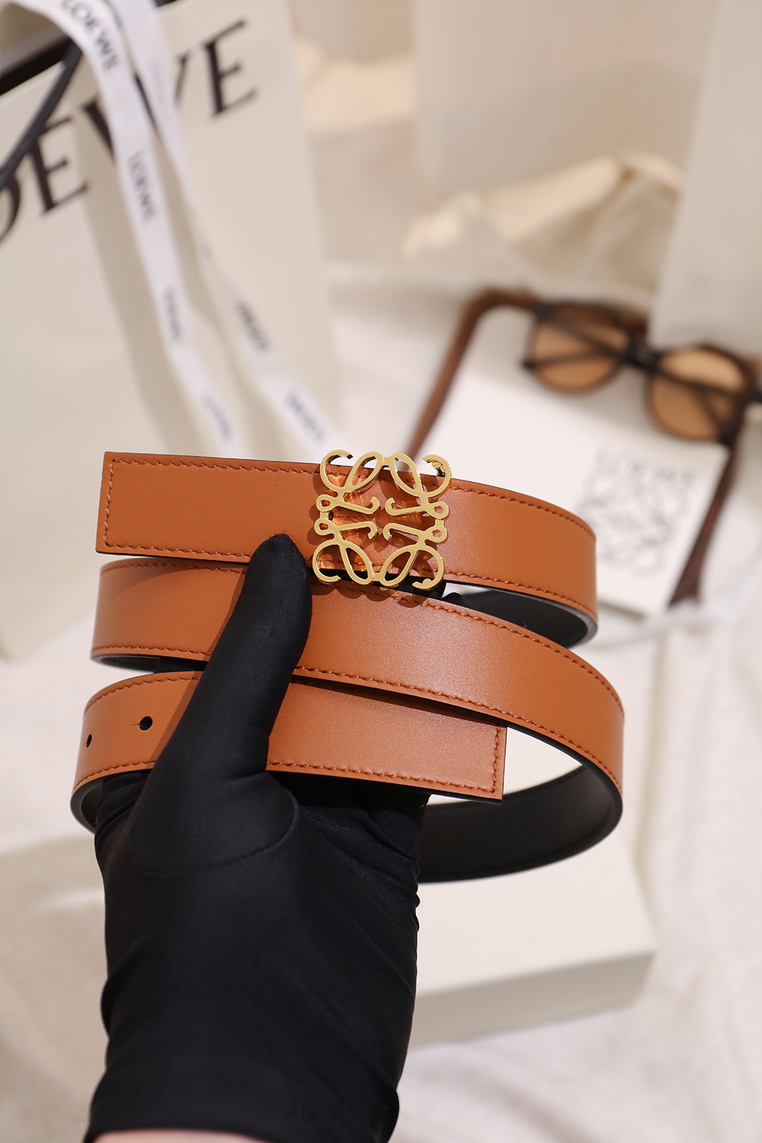 Loewe 宽度：𝟐 𝟴𝗰𝗺 罗意威 LOEWE « 配全套 原包装 » 双面可用 进口 小牛皮/皮质经久耐用+精品纯铜