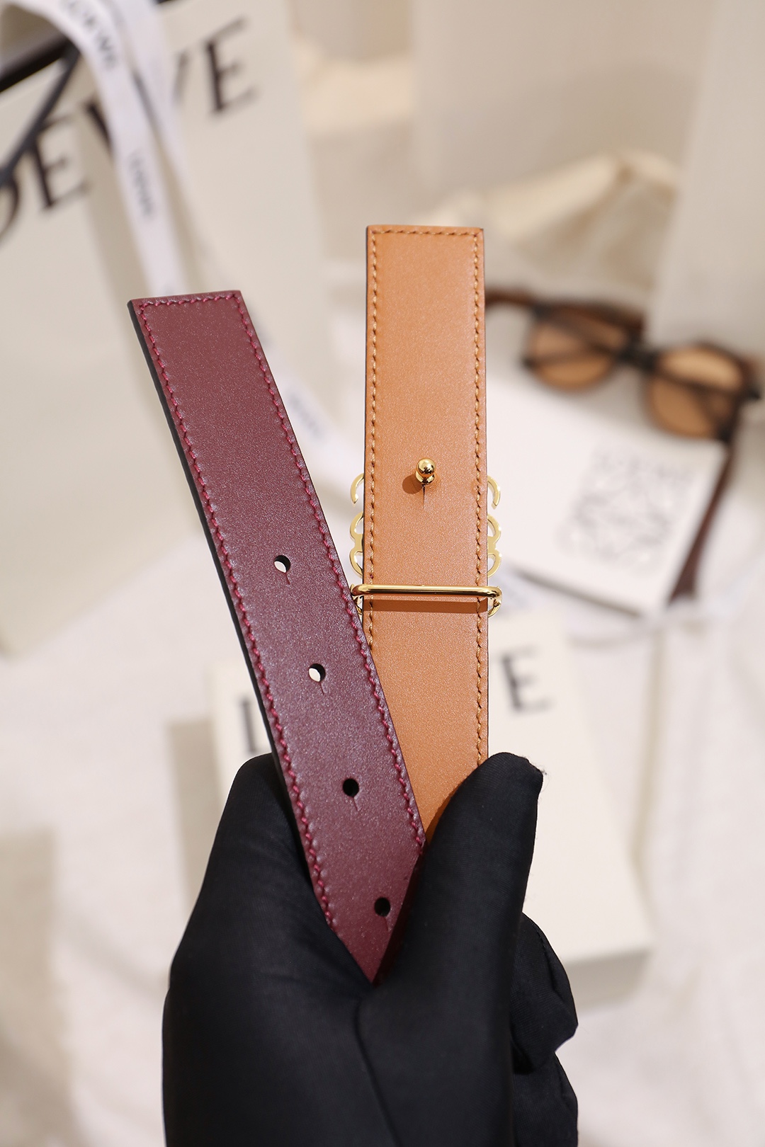Loewe 宽度：𝟐 𝟴𝗰𝗺 罗意威 LOEWE « 配全套 原包装 » 双面可用 进口 小牛皮/皮质经久耐用+精品纯铜