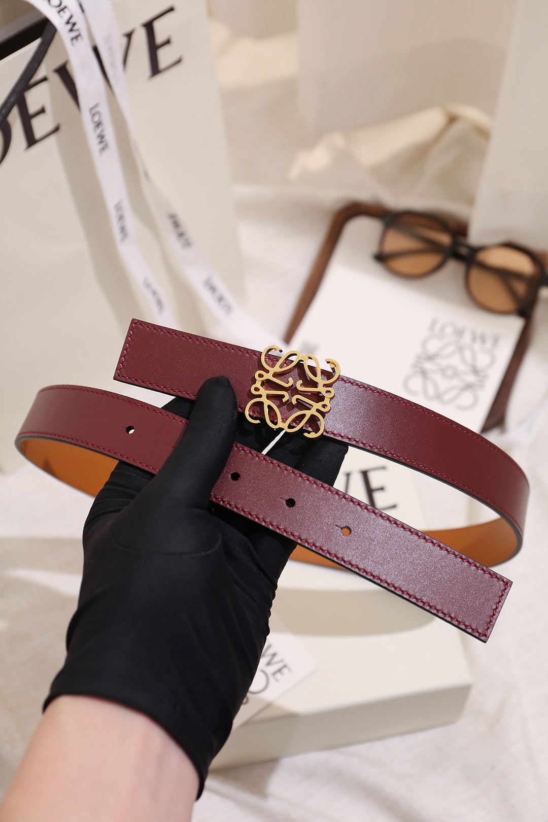 Loewe 宽度：𝟐 𝟴𝗰𝗺 罗意威 LOEWE « 配全套 原包装 » 双面可用 进口 小牛皮/皮质经久耐用+精品纯铜