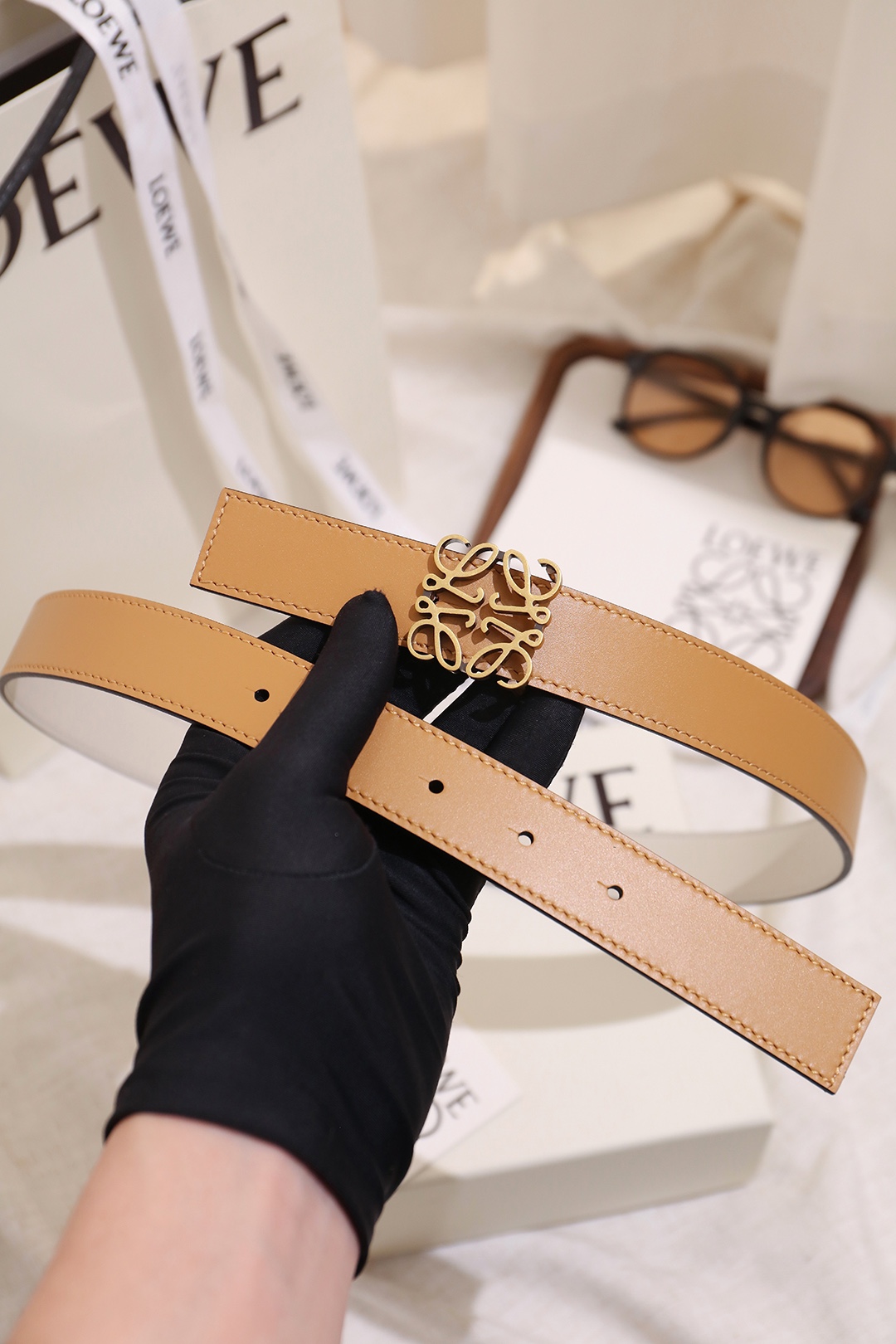 Loewe 宽度：𝟐 𝟴𝗰𝗺 罗意威 LOEWE « 配全套 原包装 » 双面可用 进口 小牛皮/皮质经久耐用+精品纯铜