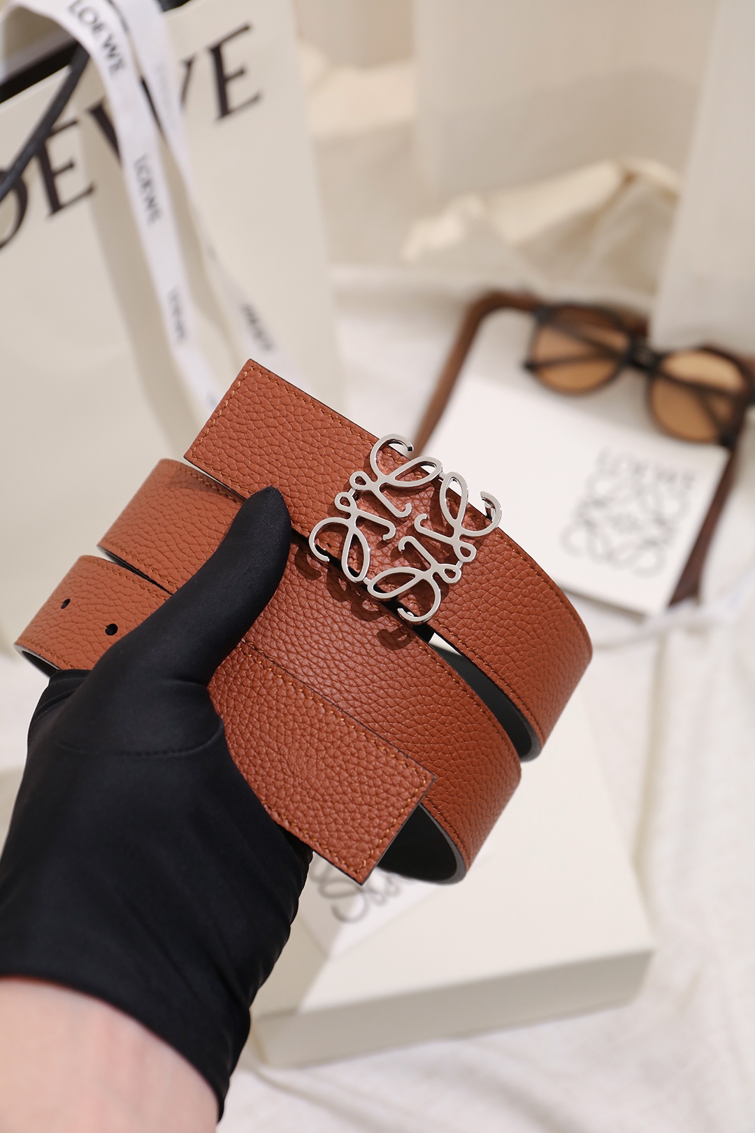 Loewe 宽度：𝟑 𝟱𝗰𝗺 罗意威 LOEWE « 配全套 原包装 » 双面可用 进口 小牛皮/皮质经久耐用+精品纯铜