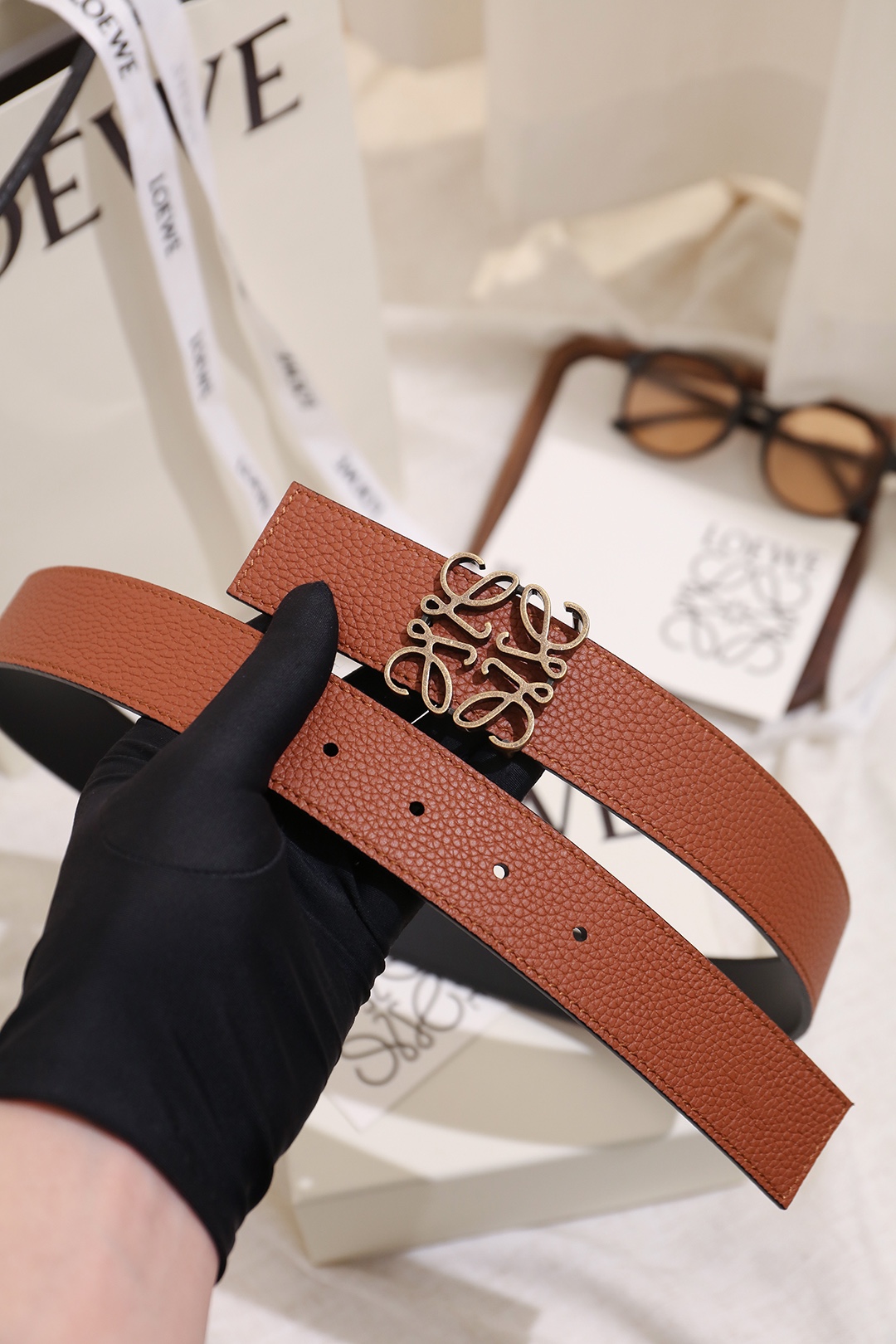 Loewe 宽度：𝟑 𝟱𝗰𝗺 罗意威 LOEWE « 配全套 原包装 » 双面可用 进口 小牛皮/皮质经久耐用+精品纯铜