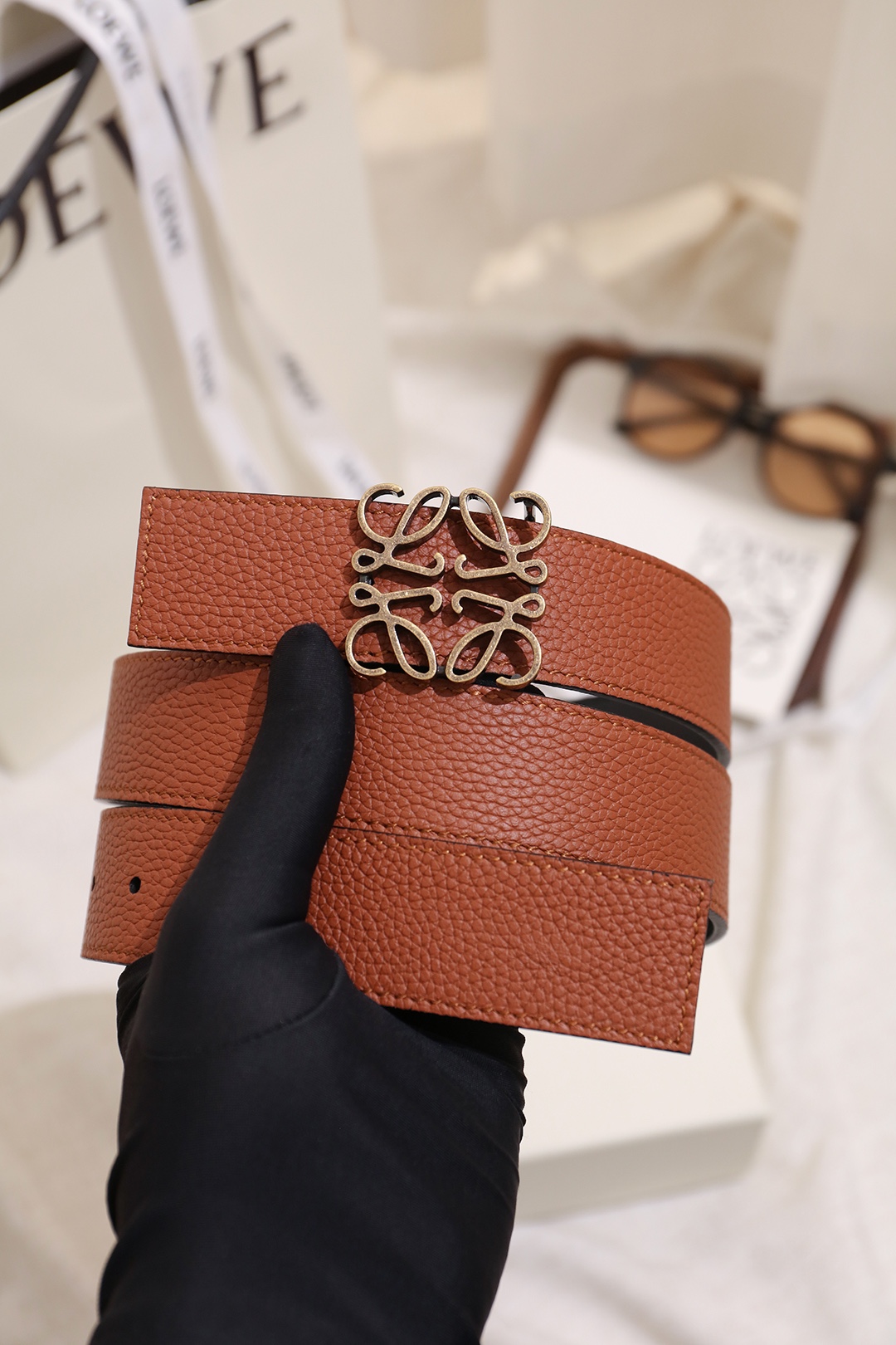 Loewe 宽度：𝟑 𝟱𝗰𝗺 罗意威 LOEWE « 配全套 原包装 » 双面可用 进口 小牛皮/皮质经久耐用+精品纯铜