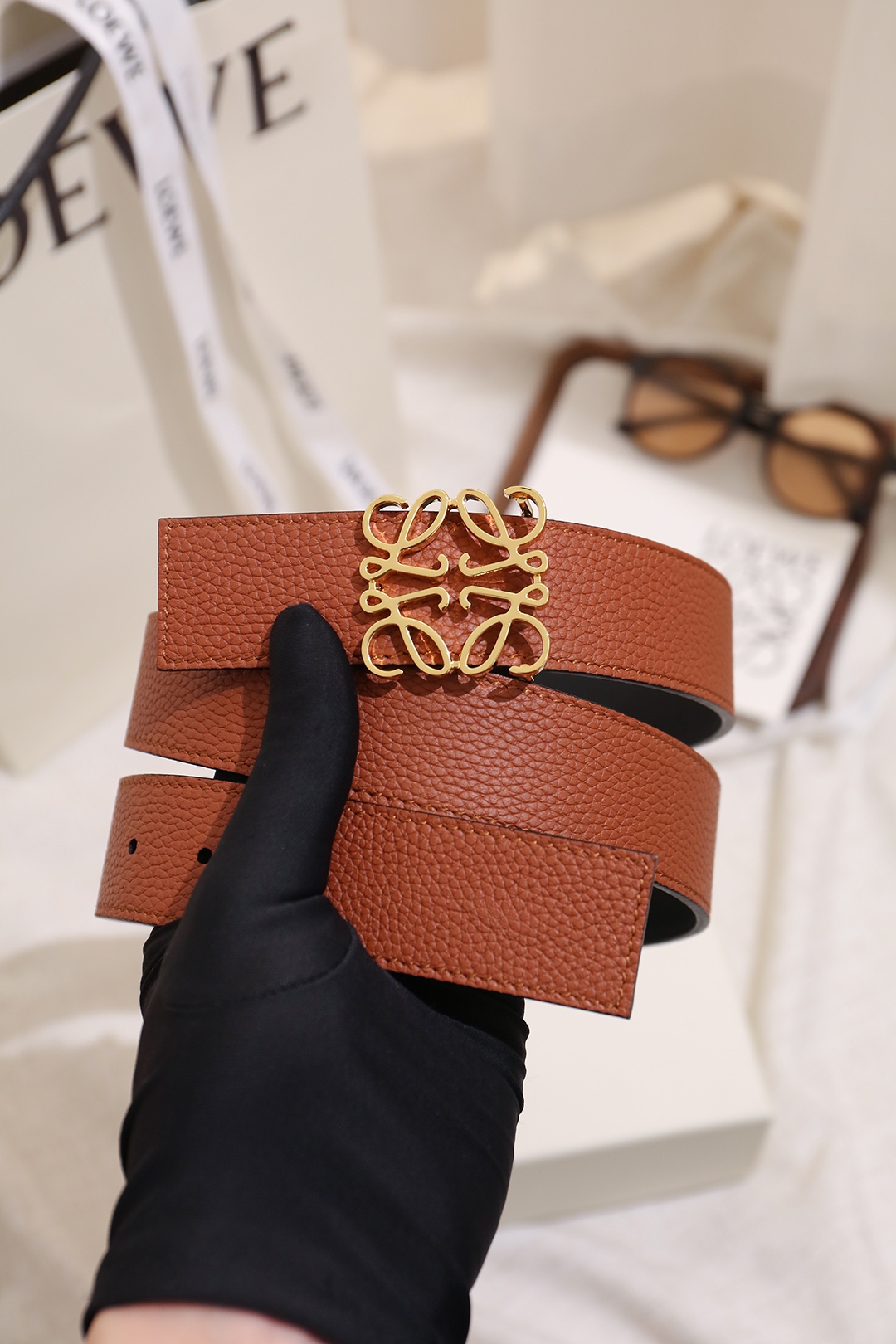 Loewe 宽度：𝟑 𝟱𝗰𝗺 罗意威 LOEWE « 配全套 原包装 » 双面可用 进口 小牛皮/皮质经久耐用+精品纯铜