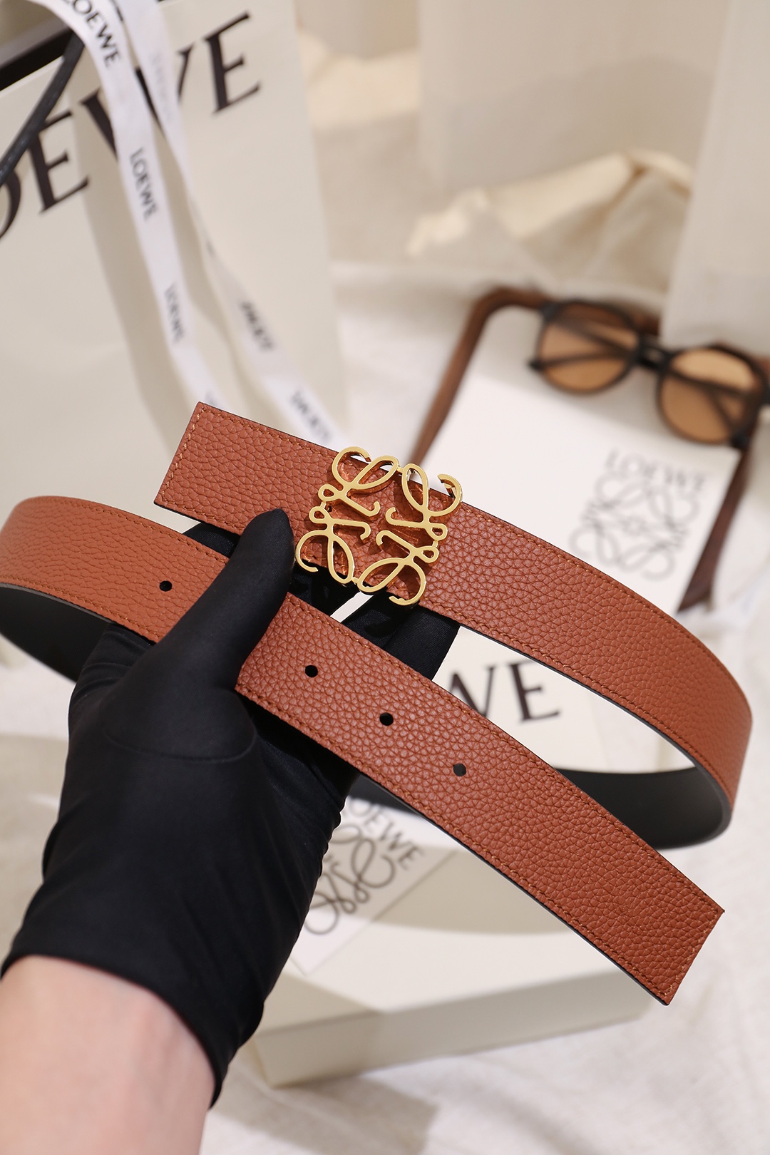 Loewe 宽度：𝟑 𝟱𝗰𝗺 罗意威 LOEWE « 配全套 原包装 » 双面可用 进口 小牛皮/皮质经久耐用+精品纯铜