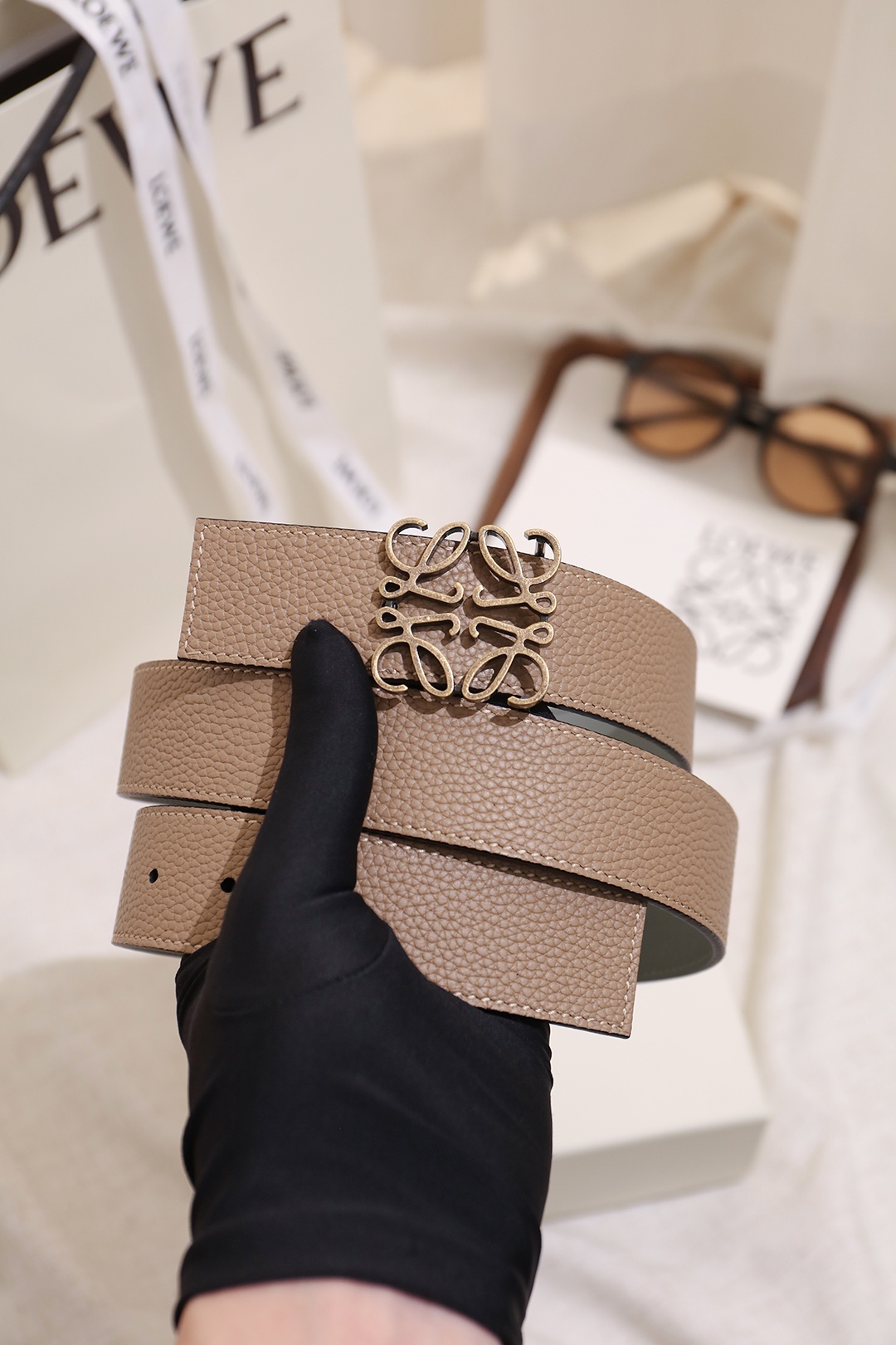 Loewe 宽度：𝟑 𝟱𝗰𝗺 罗意威 LOEWE « 配全套 原包装 » 双面可用 进口 小牛皮/皮质经久耐用+精品纯铜