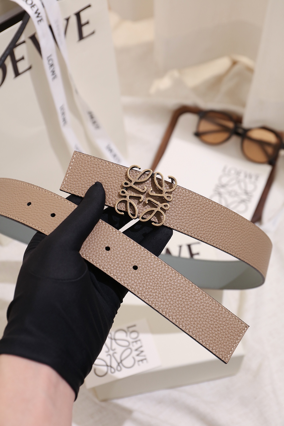 Loewe 宽度：𝟑 𝟱𝗰𝗺 罗意威 LOEWE « 配全套 原包装 » 双面可用 进口 小牛皮/皮质经久耐用+精品纯铜