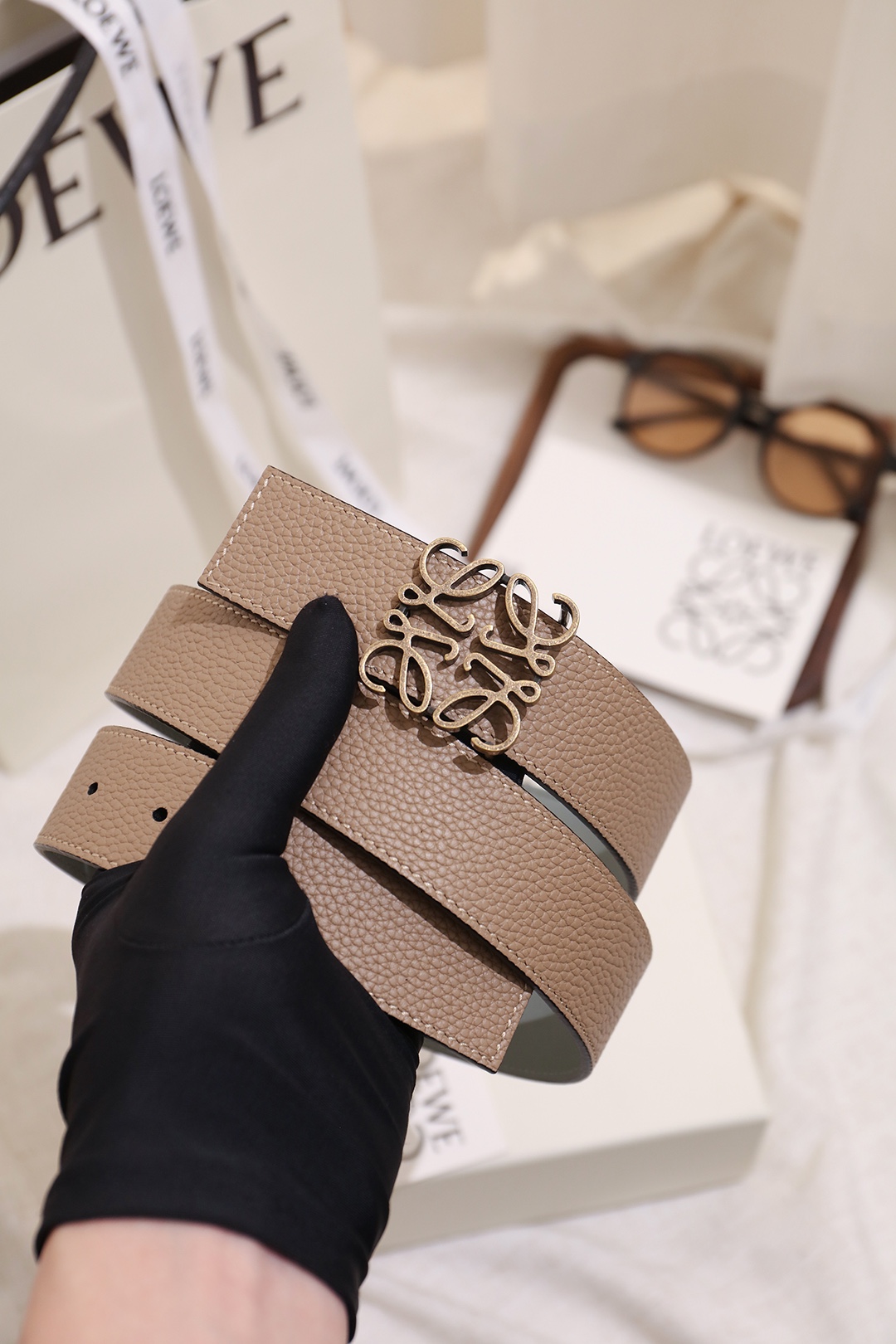 Loewe 宽度：𝟑 𝟱𝗰𝗺 罗意威 LOEWE « 配全套 原包装 » 双面可用 进口 小牛皮/皮质经久耐用+精品纯铜