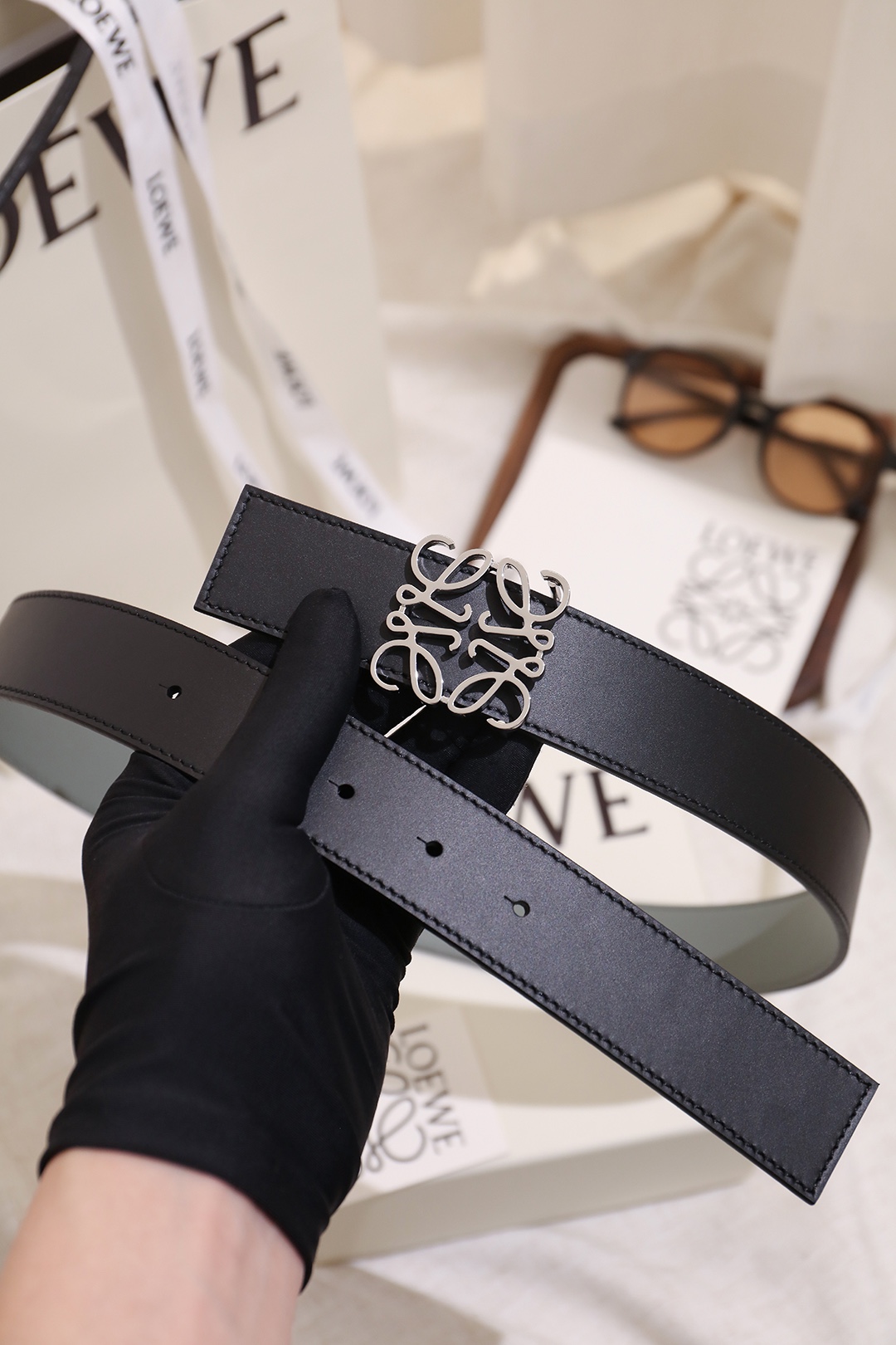 Loewe 宽度：𝟑 𝟱𝗰𝗺 罗意威 LOEWE « 配全套 原包装 » 双面可用 进口 小牛皮/皮质经久耐用+精品纯铜