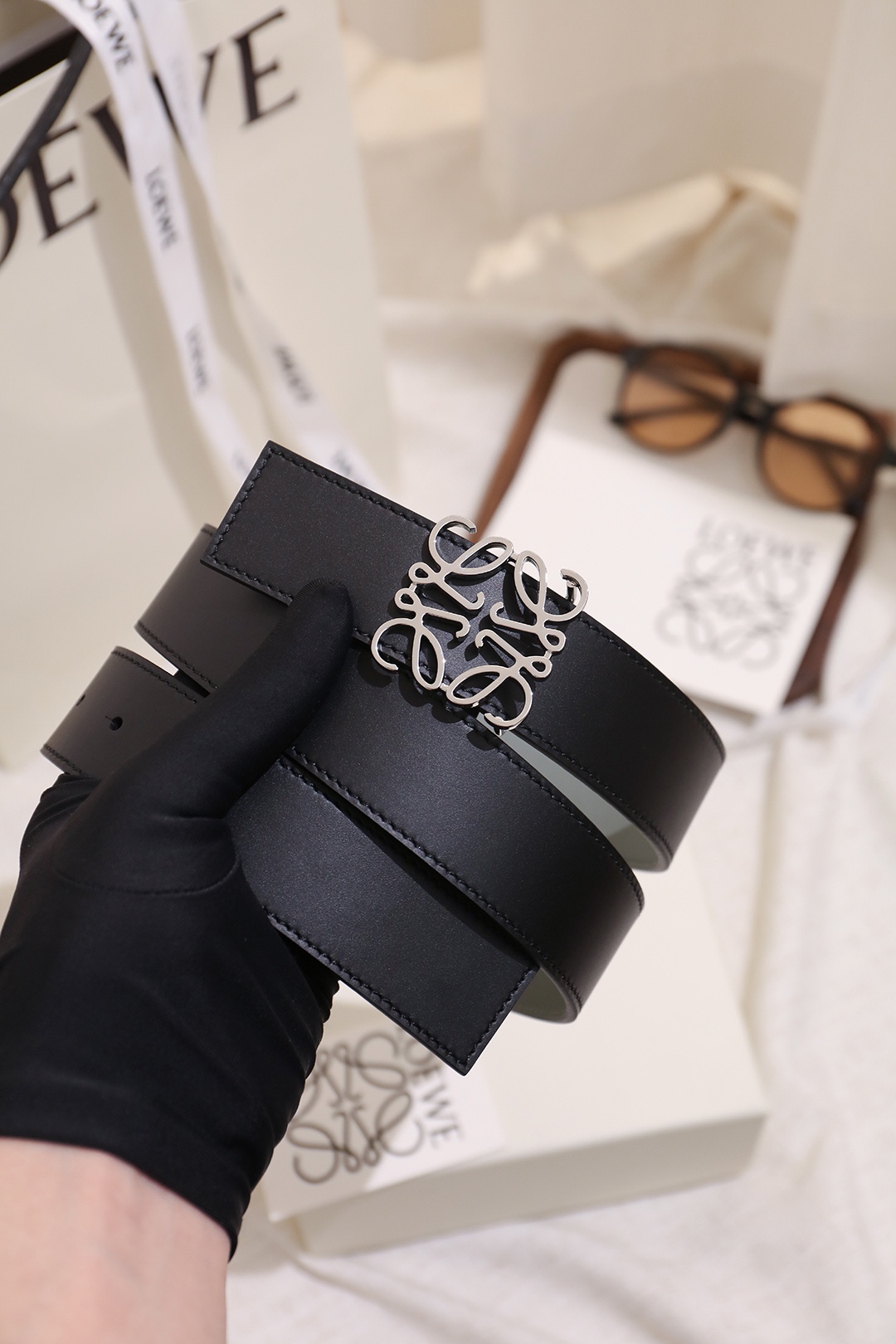 Loewe 宽度：𝟑 𝟱𝗰𝗺 罗意威 LOEWE « 配全套 原包装 » 双面可用 进口 小牛皮/皮质经久耐用+精品纯铜