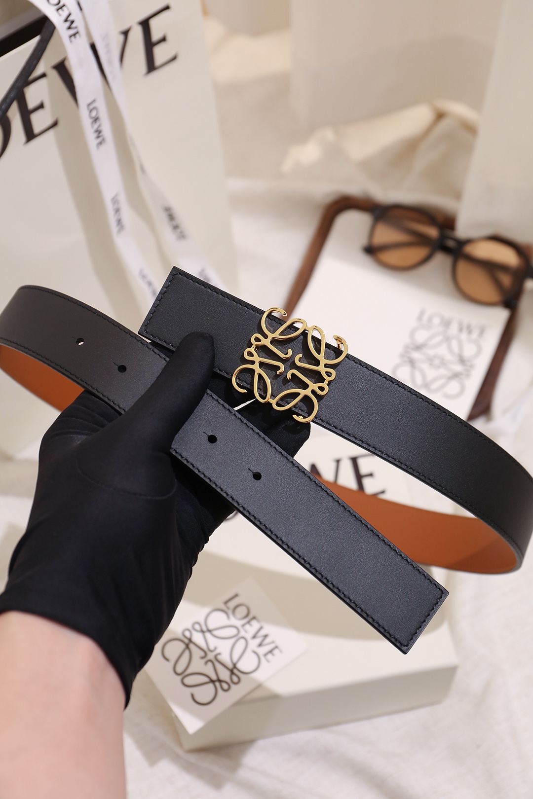 Loewe 宽度：𝟑 𝟱𝗰𝗺 罗意威 LOEWE « 配全套 原包装 » 双面可用 进口 小牛皮/皮质经久耐用+精品纯铜
