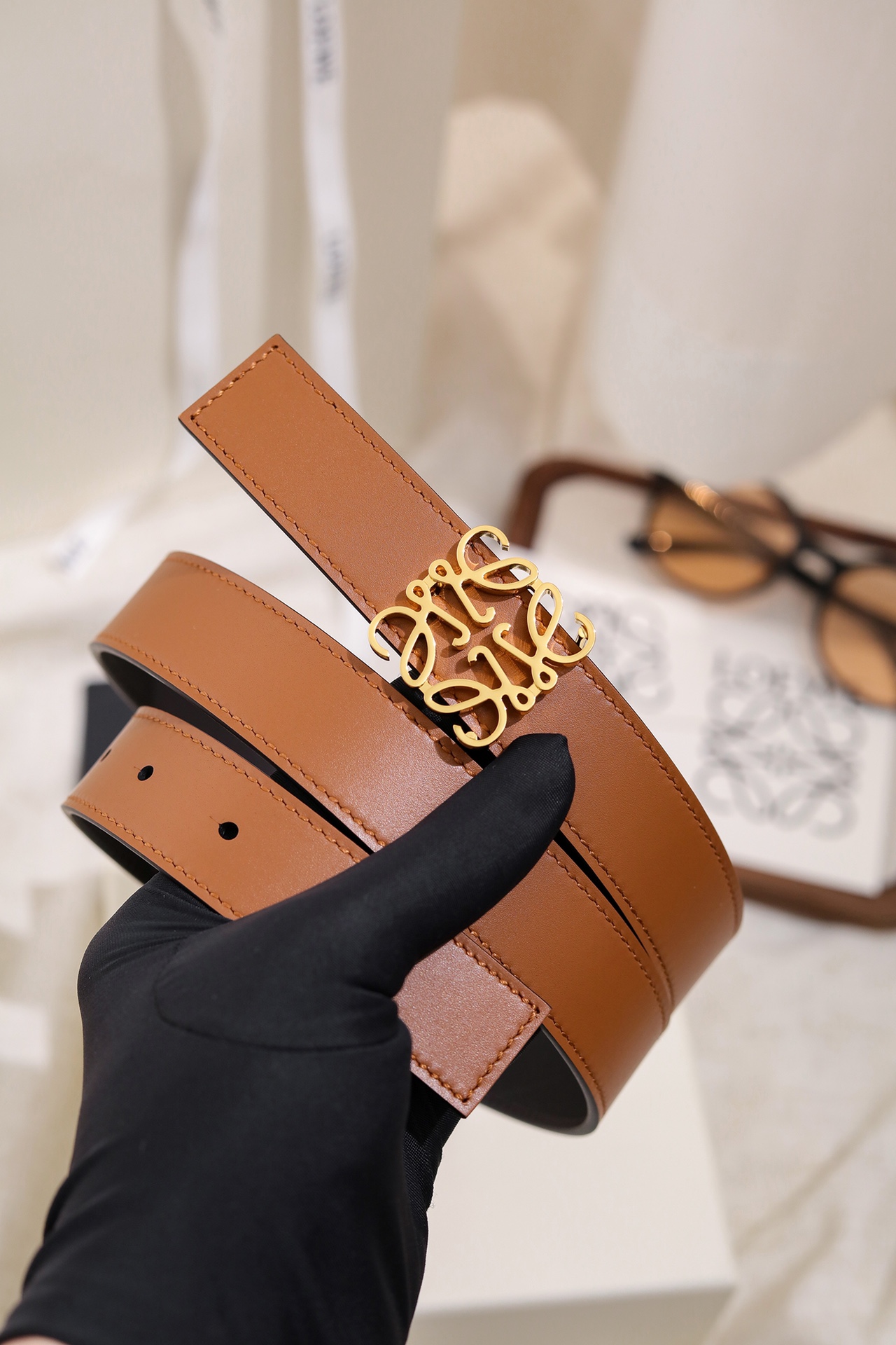Loewe 宽度：𝟐 𝟴𝗰𝗺 罗意威 LOEWE « 配全套 原包装 » 双面可用 进口 小牛皮/皮质经久耐用+精品纯铜