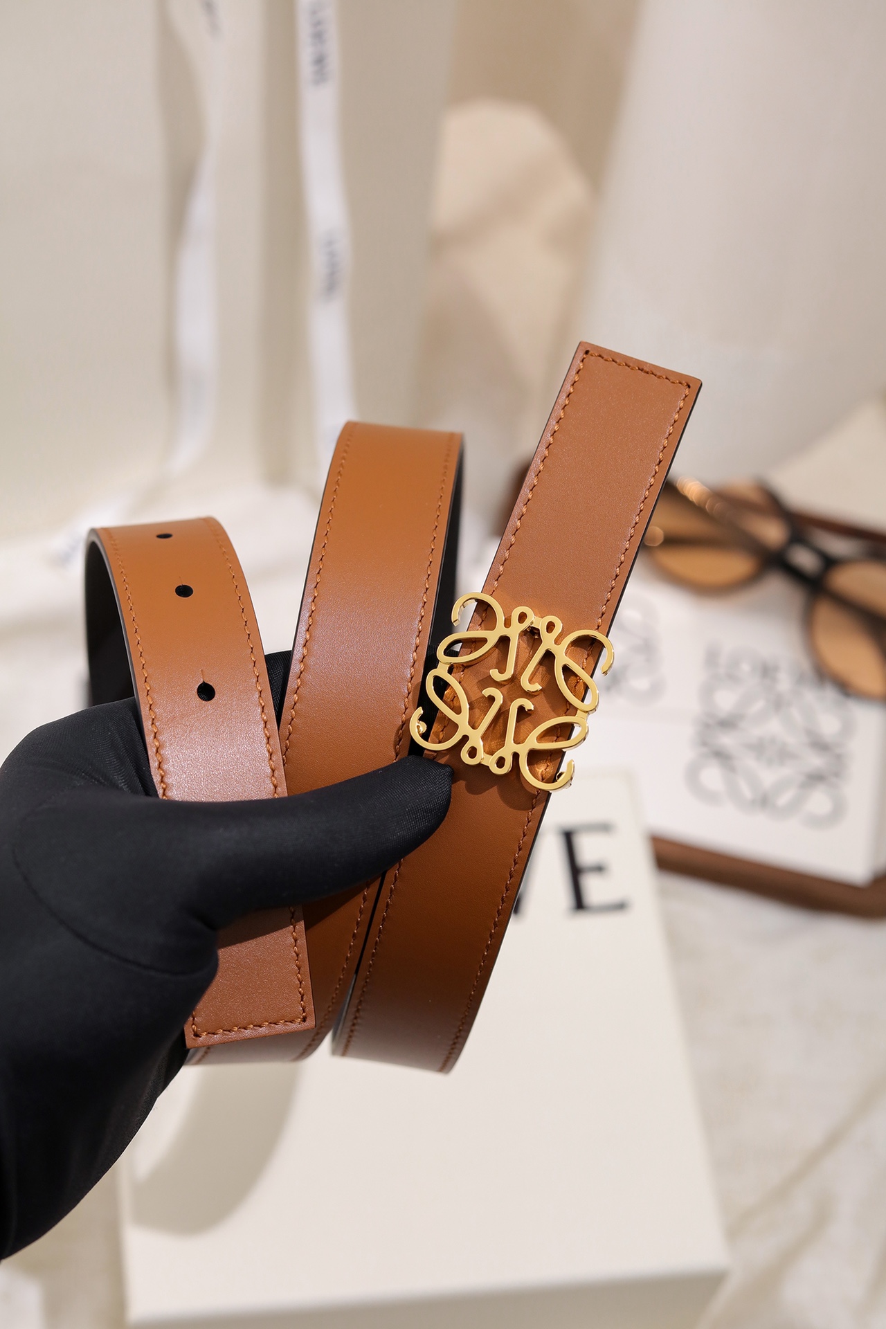 Loewe 宽度：𝟐 𝟴𝗰𝗺 罗意威 LOEWE « 配全套 原包装 » 双面可用 进口 小牛皮/皮质经久耐用+精品纯铜