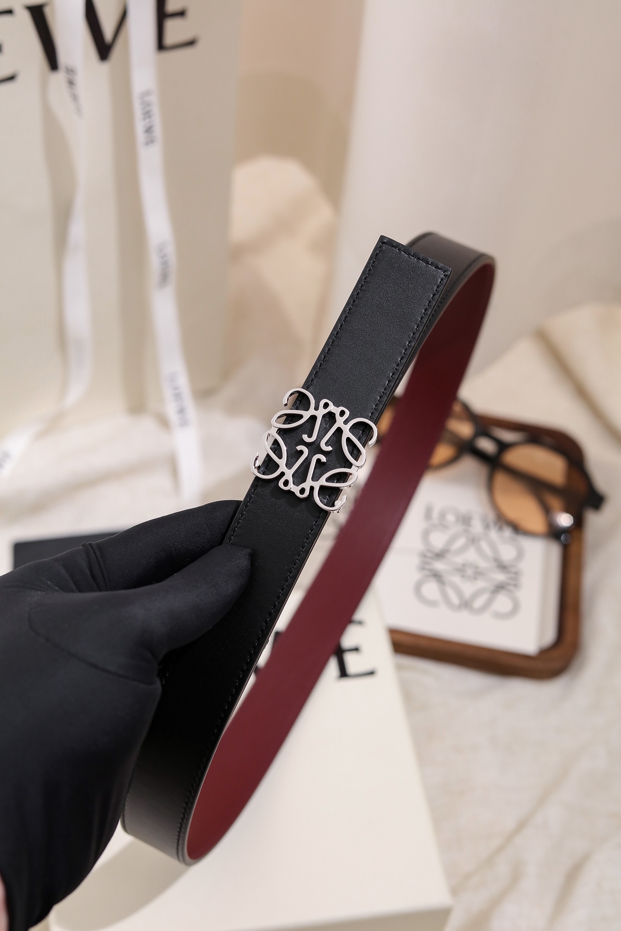 Loewe 宽度：𝟐 𝟴𝗰𝗺 罗意威 LOEWE « 配全套 原包装 » 双面可用 进口 小牛皮/皮质经久耐用+精品纯铜