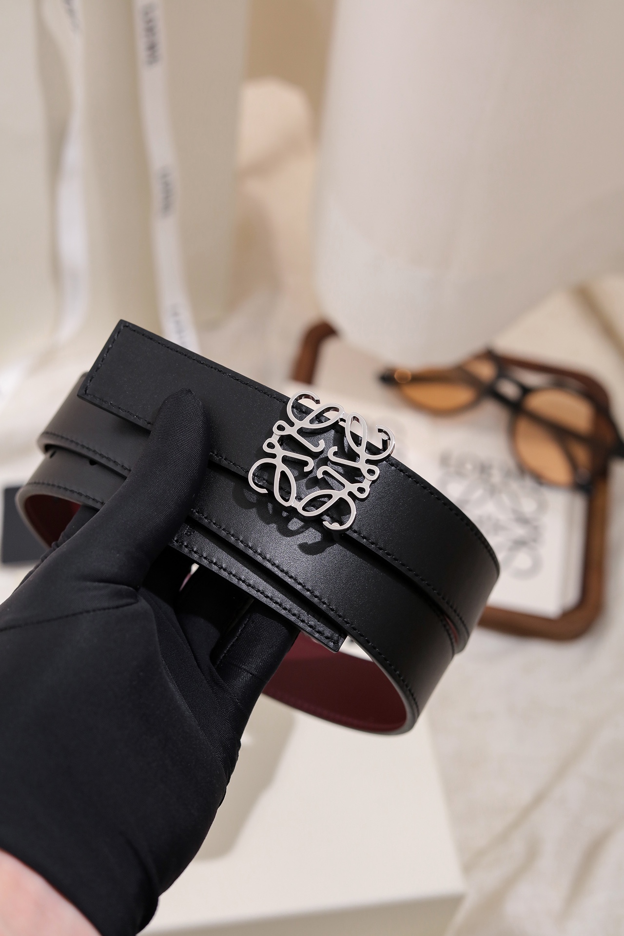 Loewe 宽度：𝟐 𝟴𝗰𝗺 罗意威 LOEWE « 配全套 原包装 » 双面可用 进口 小牛皮/皮质经久耐用+精品纯铜