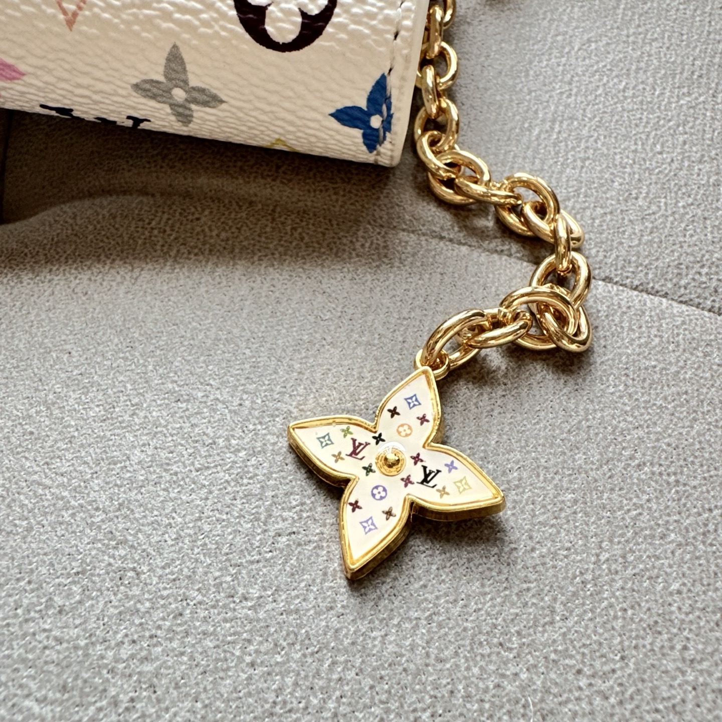 Louis Vuitton（路易威登）最新爆款⭐️⭐️⭐️腰链小腰包，专柜材质配磨砂底、配纯铜五金扣，时