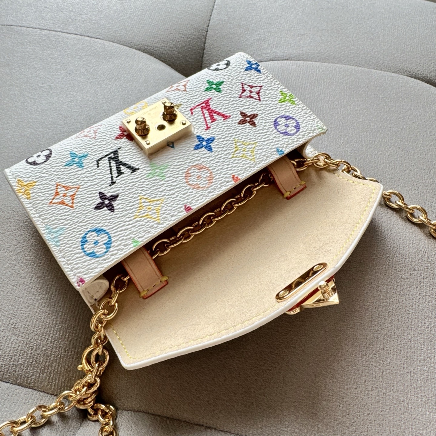 Louis Vuitton（路易威登）最新爆款⭐️⭐️⭐️腰链小腰包，专柜材质配磨砂底、配纯铜五金扣，时