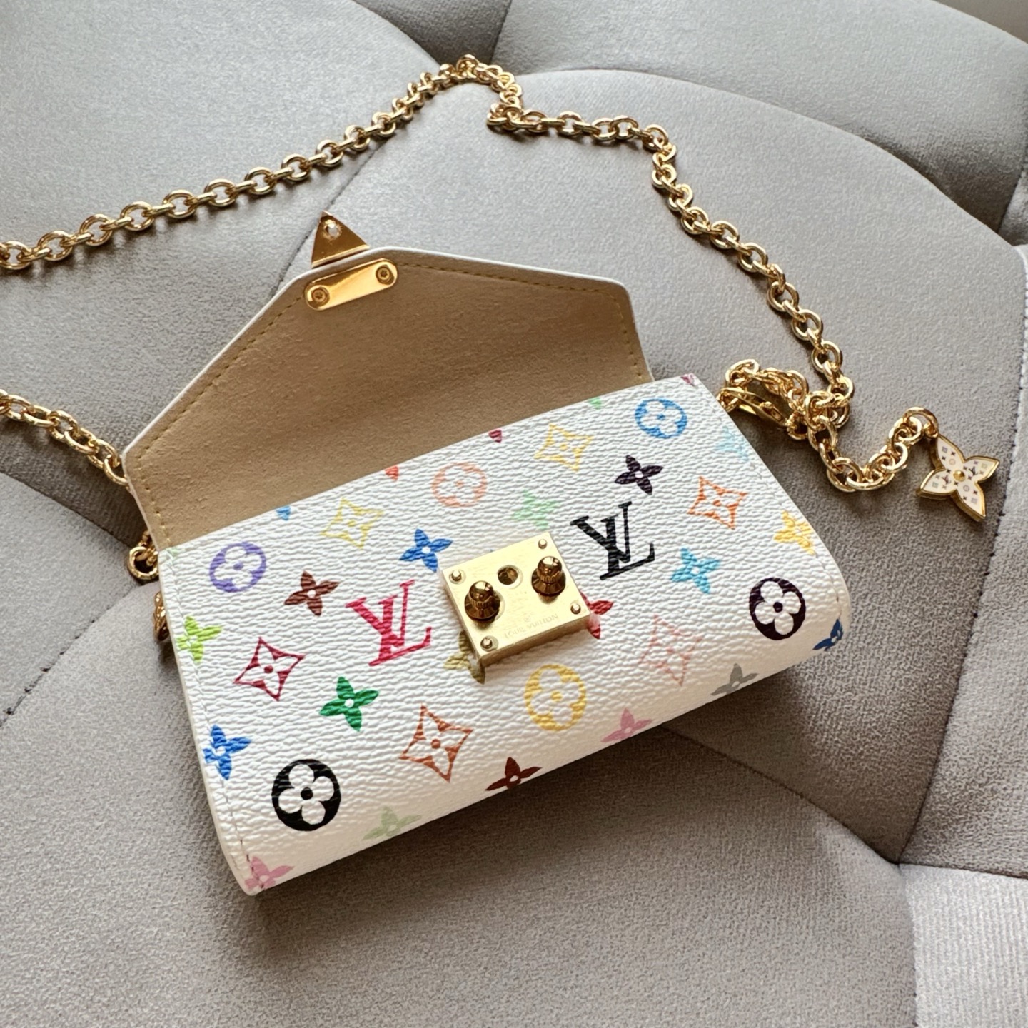 Louis Vuitton（路易威登）最新爆款⭐️⭐️⭐️腰链小腰包，专柜材质配磨砂底、配纯铜五金扣，时