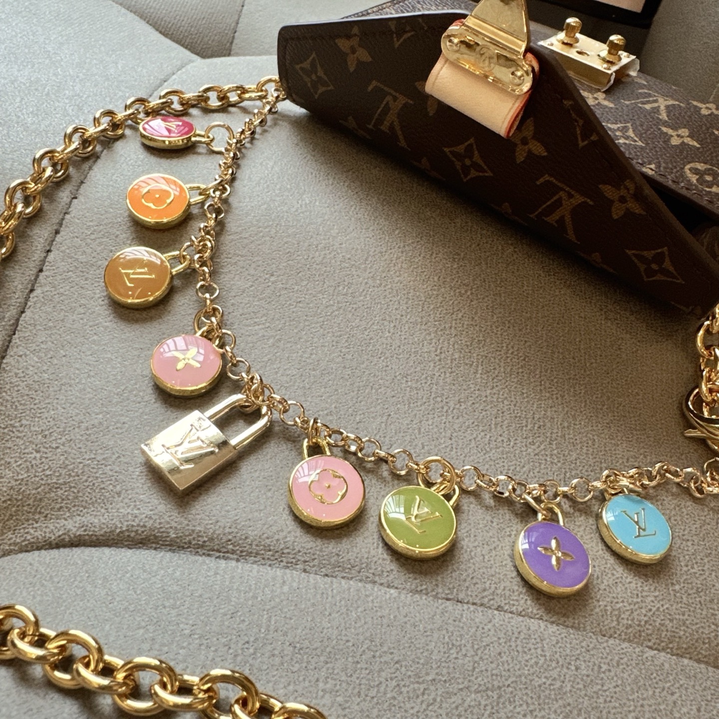 Louis Vuitton（路易威登）最新爆款⭐️⭐️⭐️腰链小腰包，专柜材质配磨砂底、配纯铜五金扣，时