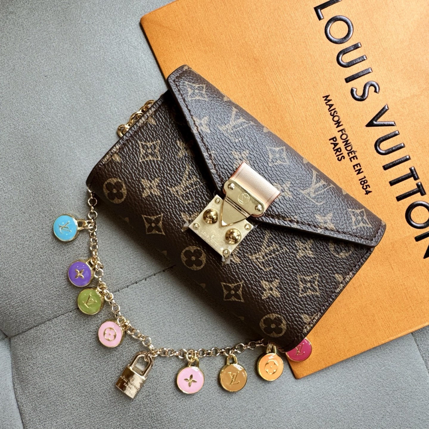 Louis Vuitton（路易威登）最新爆款⭐️⭐️⭐️腰链小腰包，专柜材质配磨砂底、配纯铜五金扣，时
